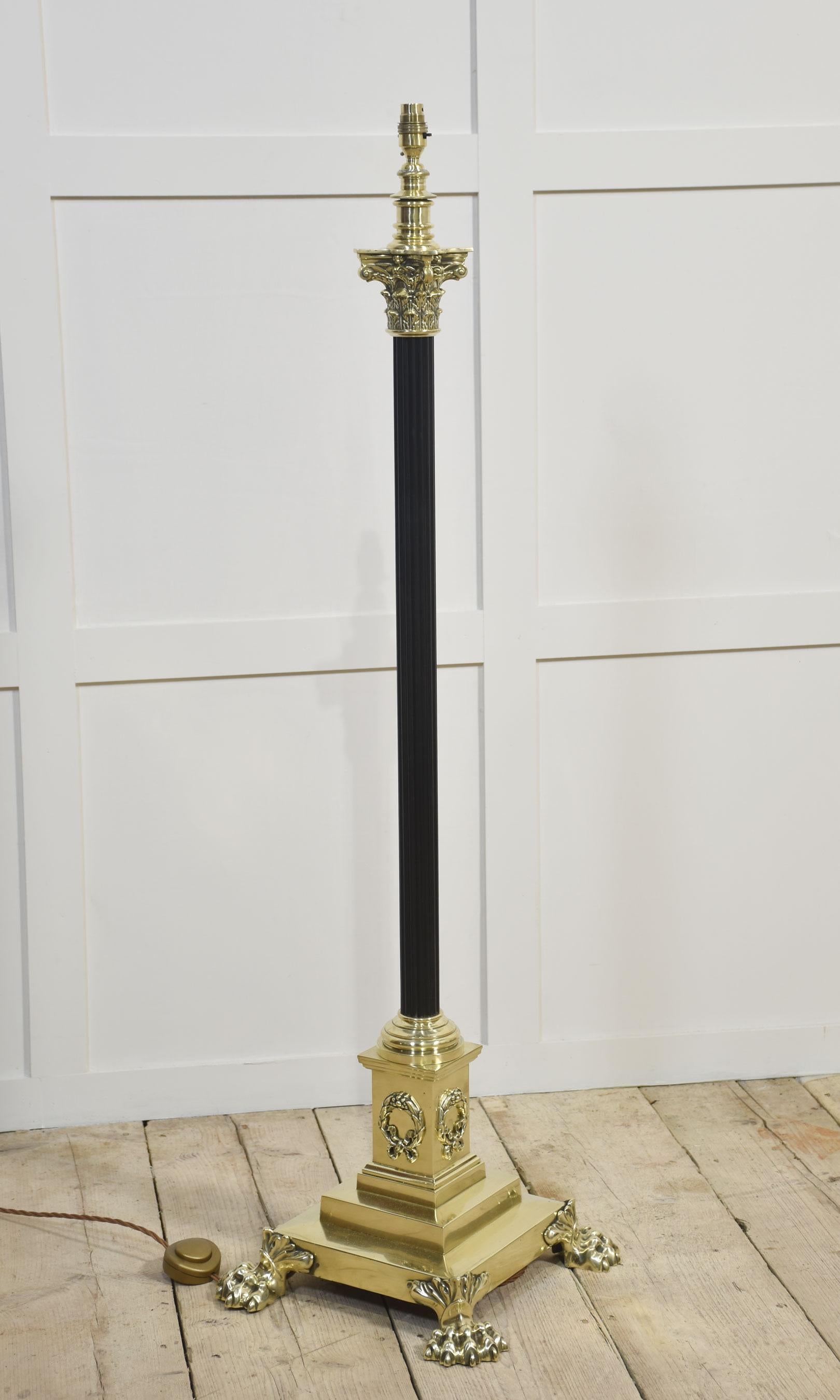 Lampe standard en laiton en vente 2