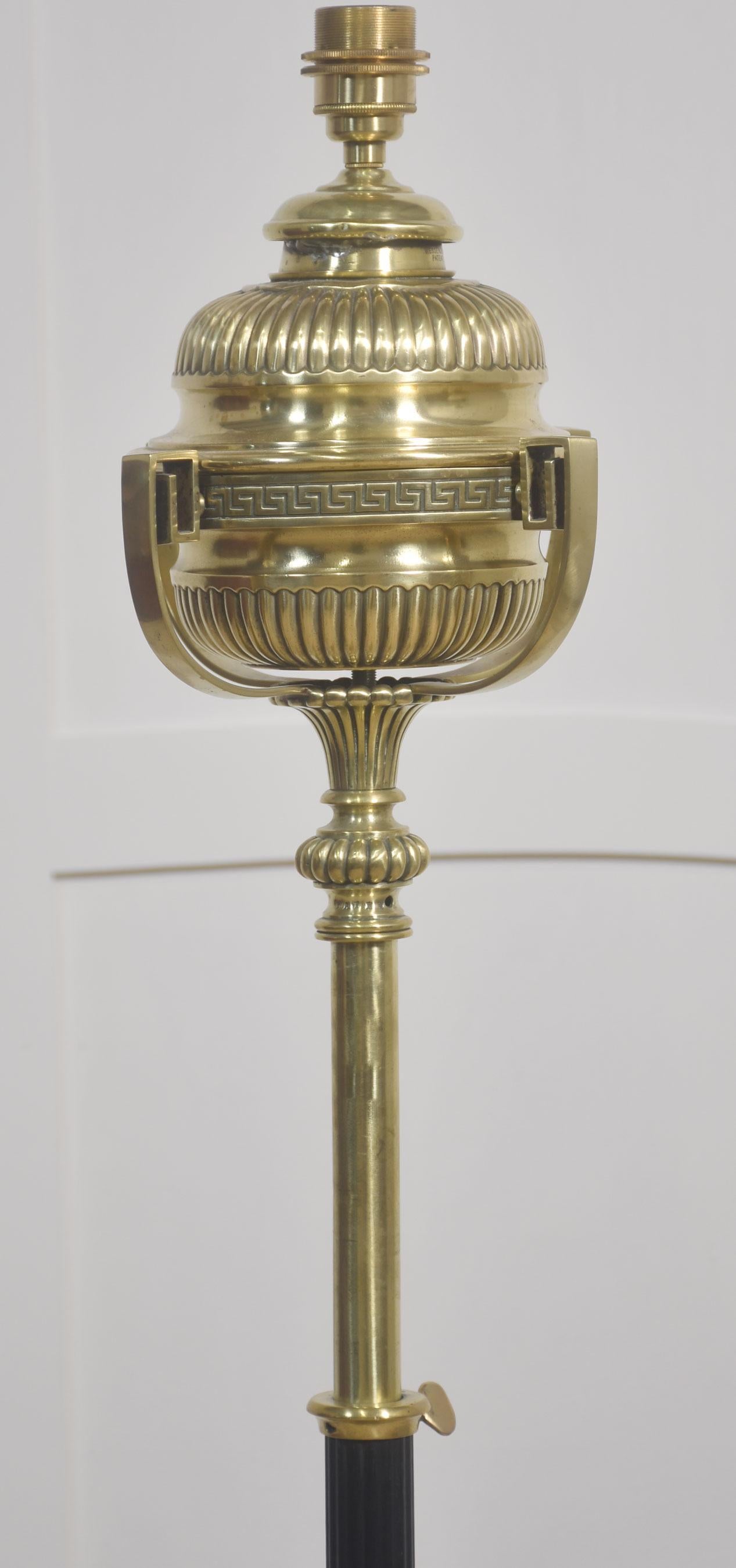 Lampada standard in ottone in vendita 3