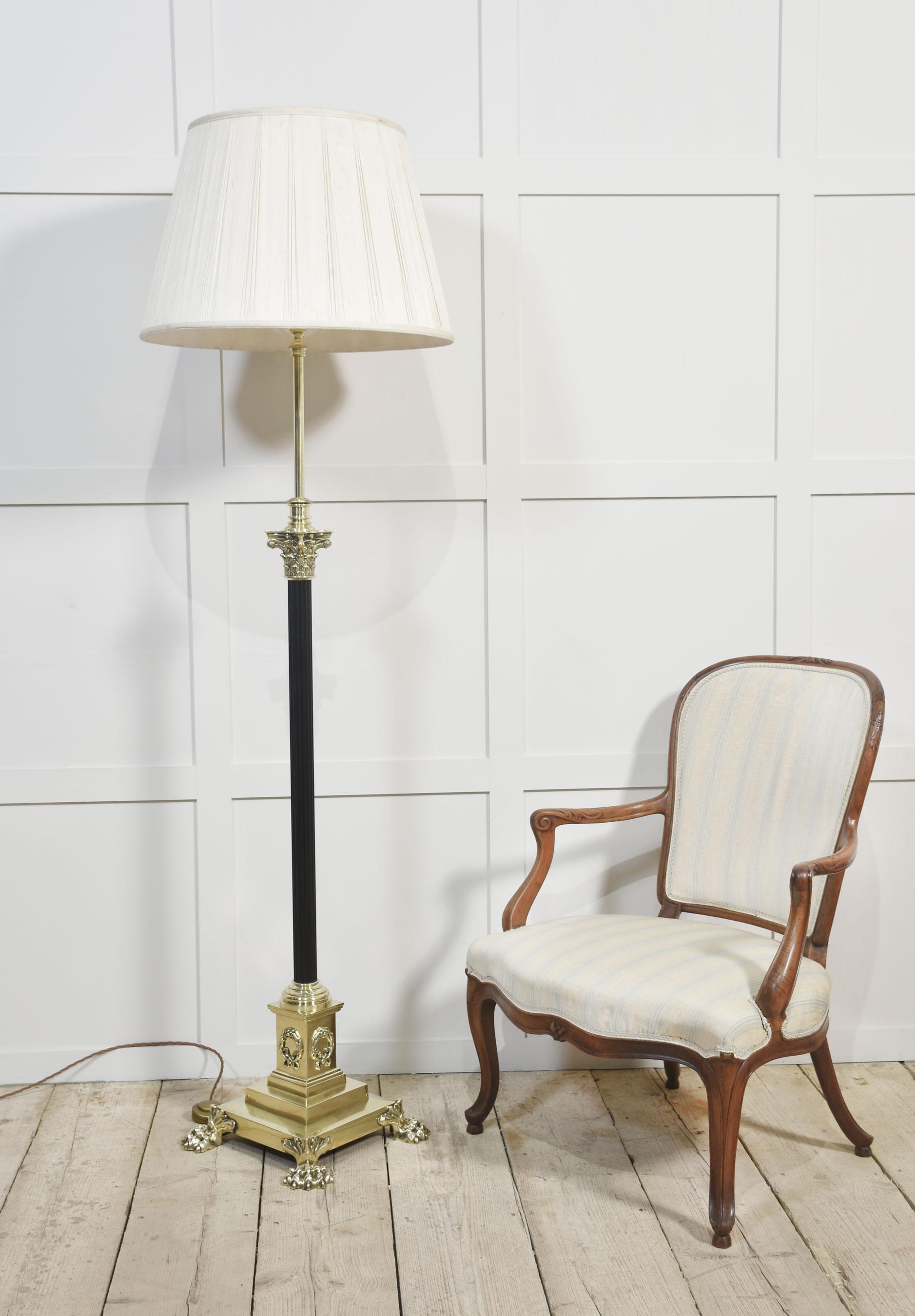 Lampe standard en laiton en vente 3
