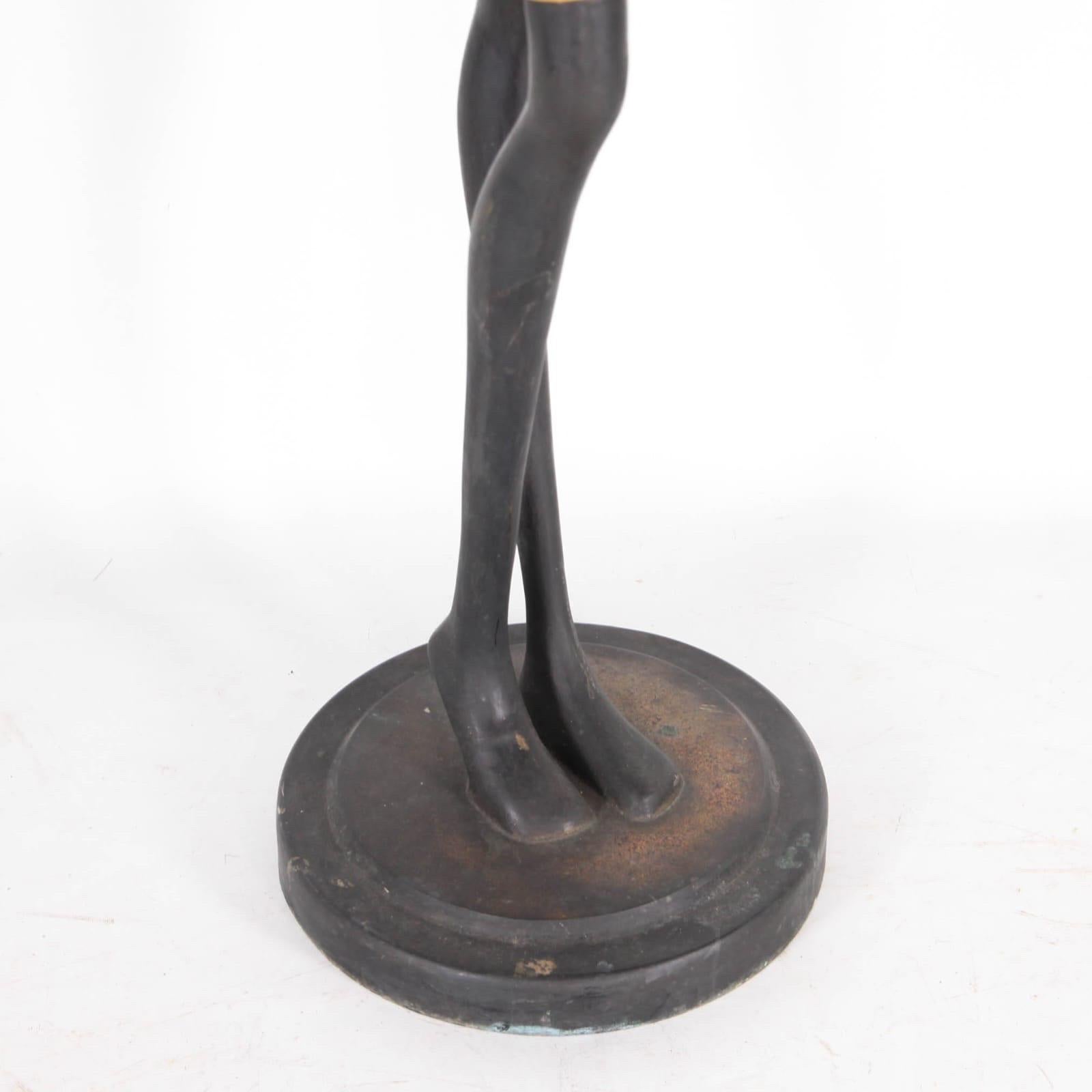 Belle statue en laiton des années 1970 attribuée à Karl Hagenauer. 
De grande qualité et très décorative, cette sculpture de taille humaine est une pièce rare. 