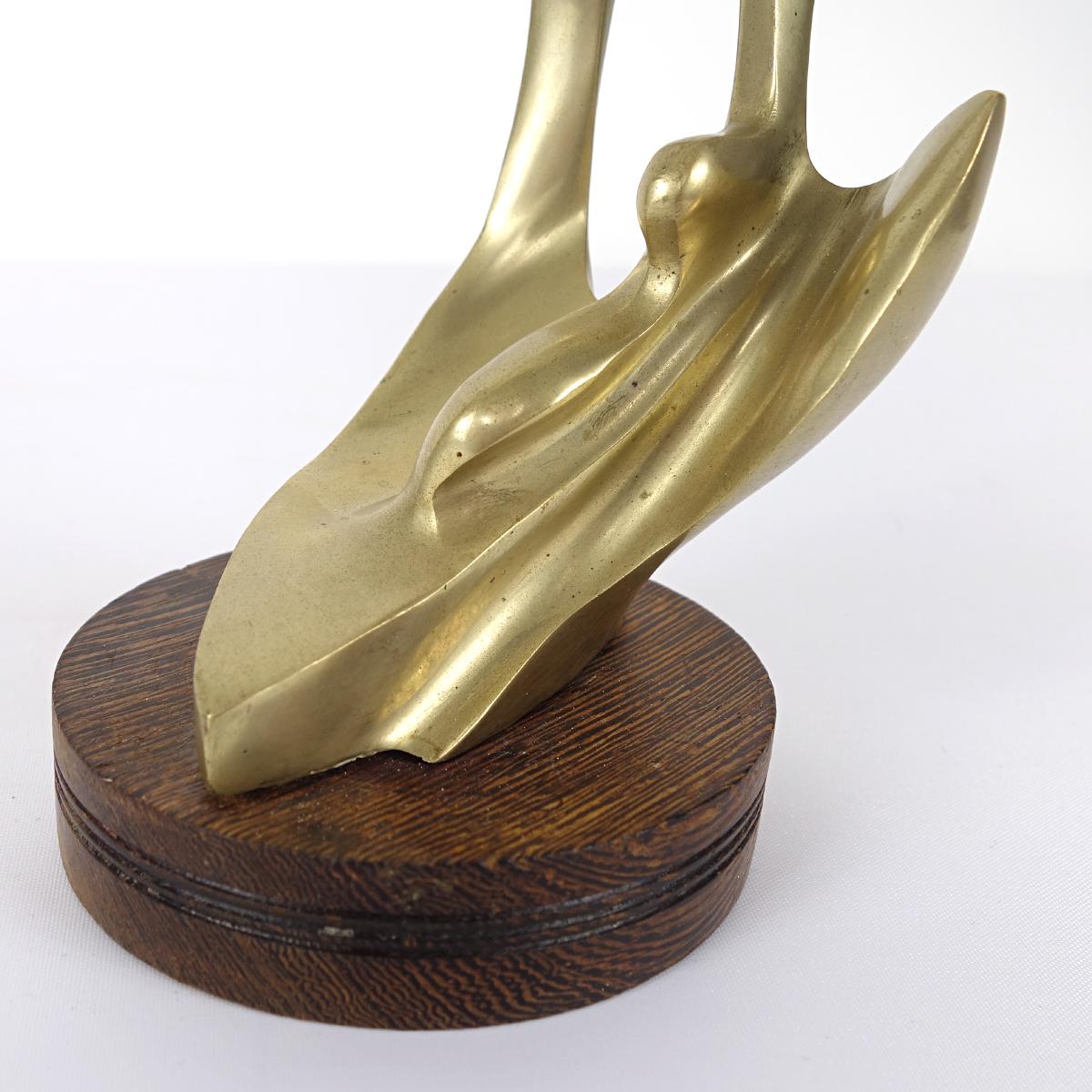 Statua in ottone di madre stilizzata con bambino in stile Hagenauer Werkstätte in vendita 3