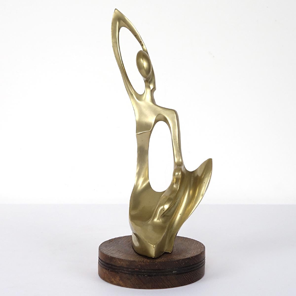 Elegantissima statua in ottone di una madre con un bambino in grembo su un basamento in legno.

Non è visibilmente firmato, ma lo stile è molto simile a quello della Hagenauer Werkstätte. Il basamento sembra essere di un altro periodo, quindi