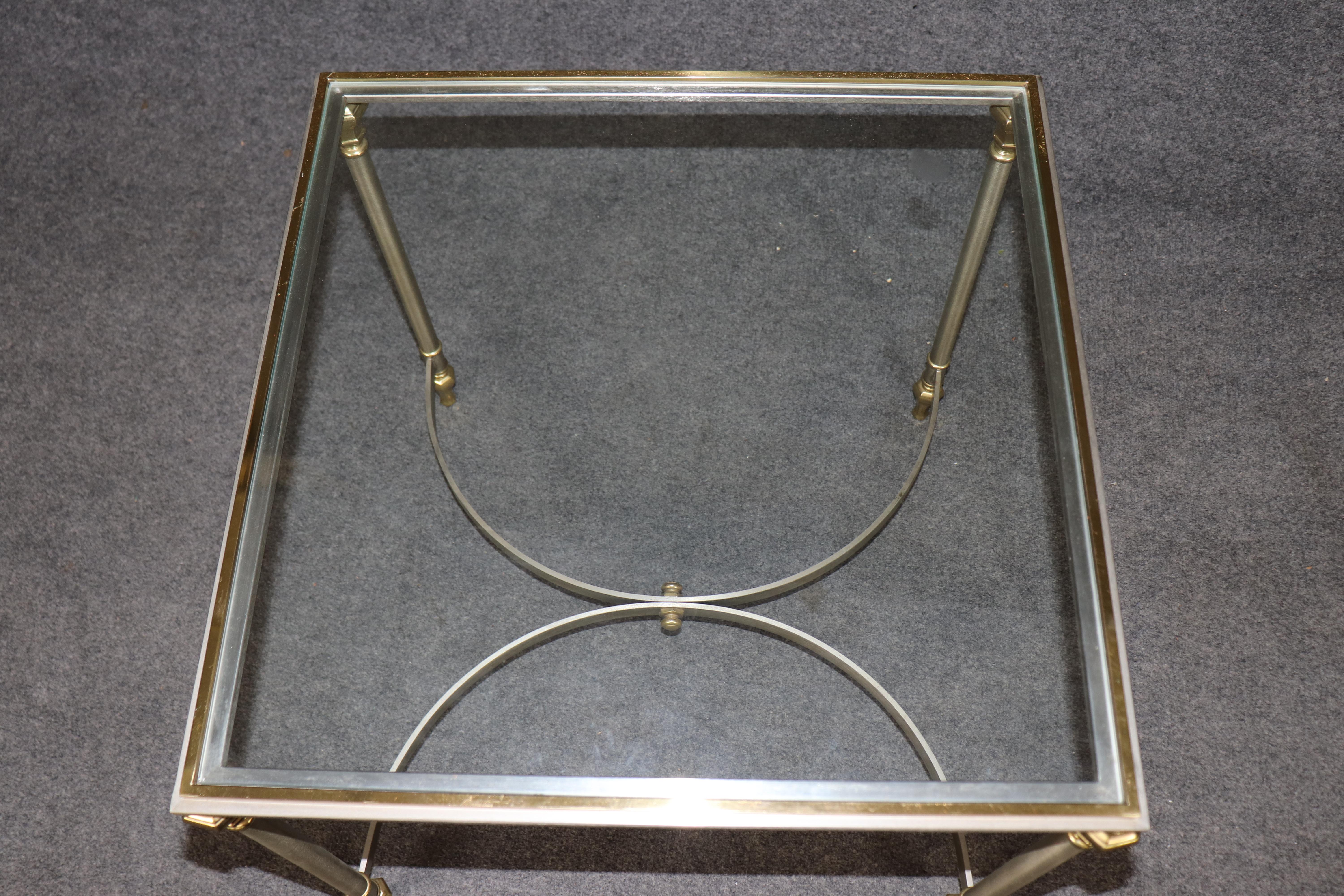 Français Table d'appoint en laiton, acier et verre Maison Maison Jansen en vente