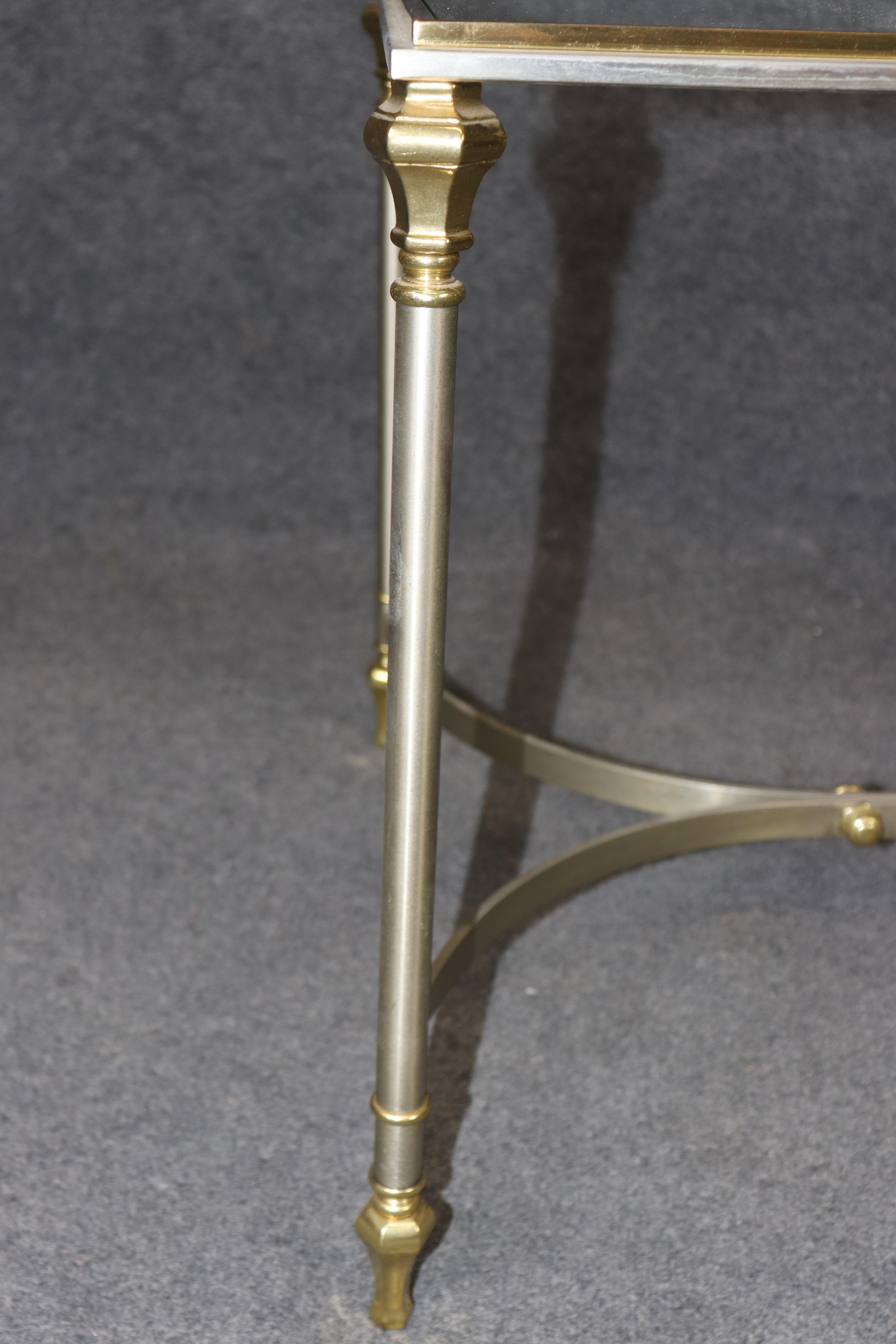 Table d'appoint en laiton, acier et verre Maison Maison Jansen Bon état - En vente à Swedesboro, NJ