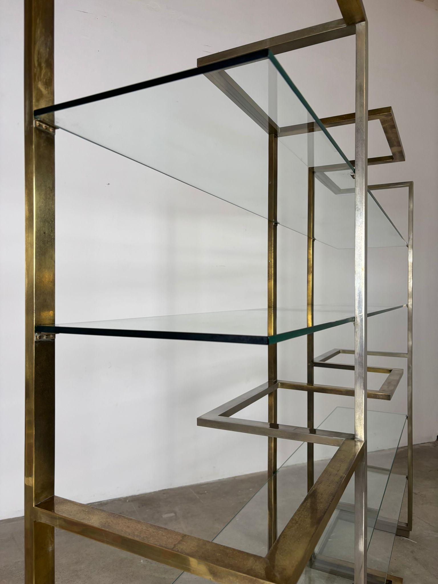 Bibliothèque en laiton et acier avec étagères en verre, Italie, années 1970 en vente 3