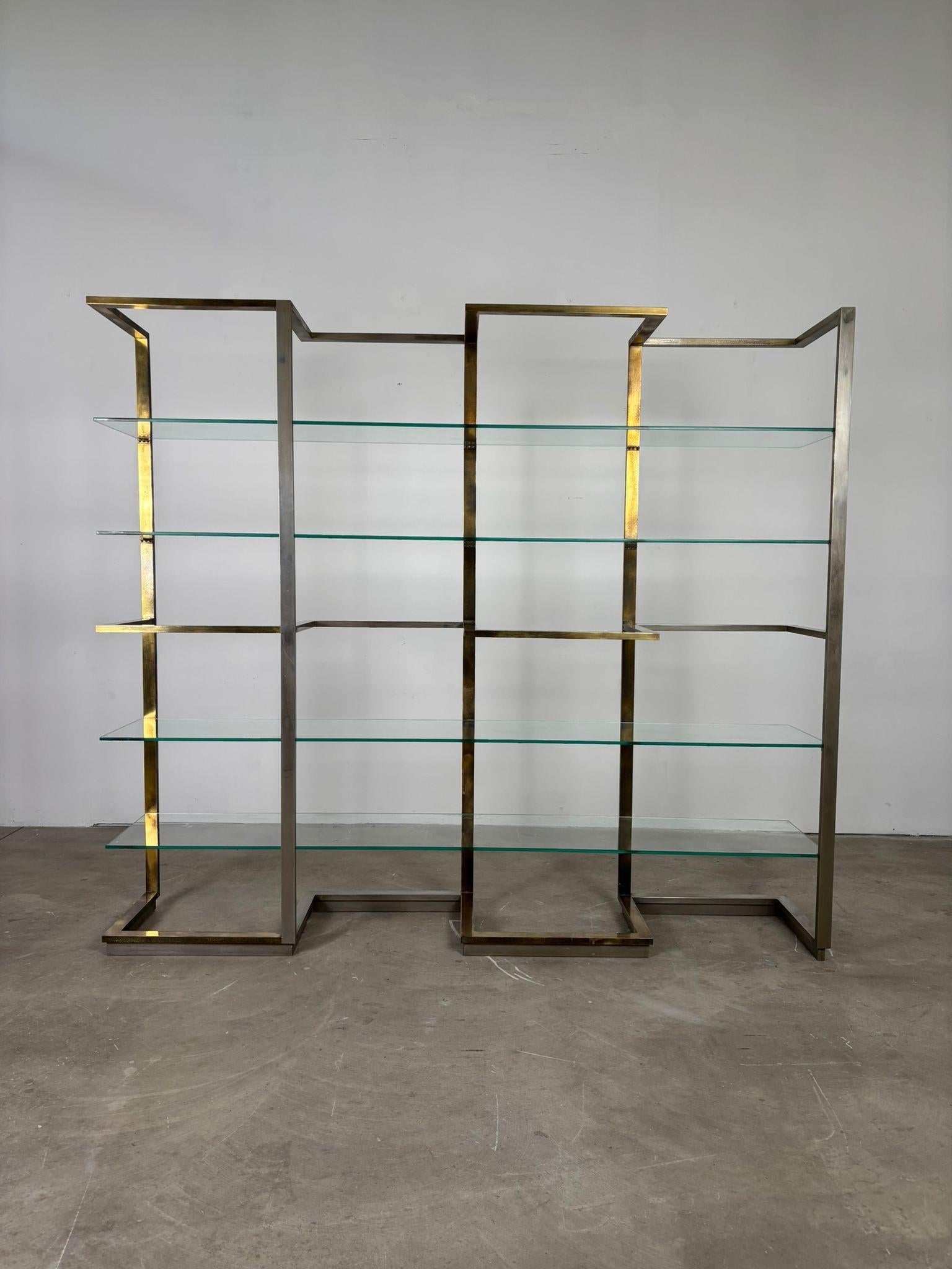 Mid-Century Modern Bibliothèque en laiton et acier avec étagères en verre, Italie, années 1970 en vente