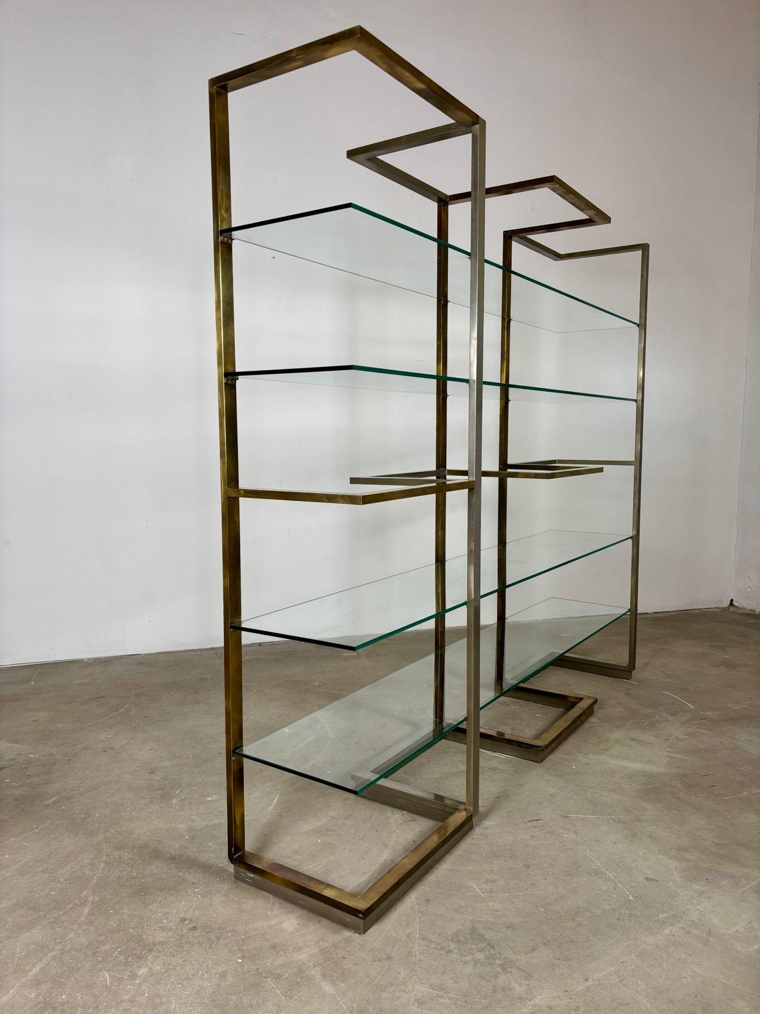 italien Bibliothèque en laiton et acier avec étagères en verre, Italie, années 1970 en vente