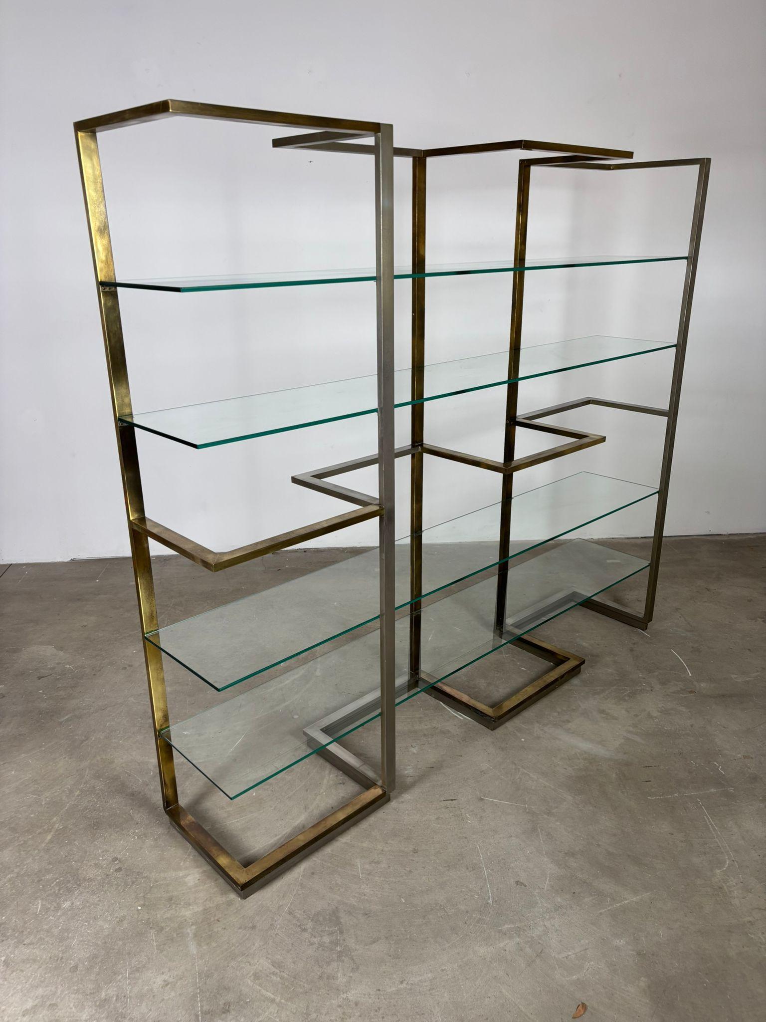 Bibliothèque en laiton et acier avec étagères en verre, Italie, années 1970 Bon état - En vente à Milano, IT