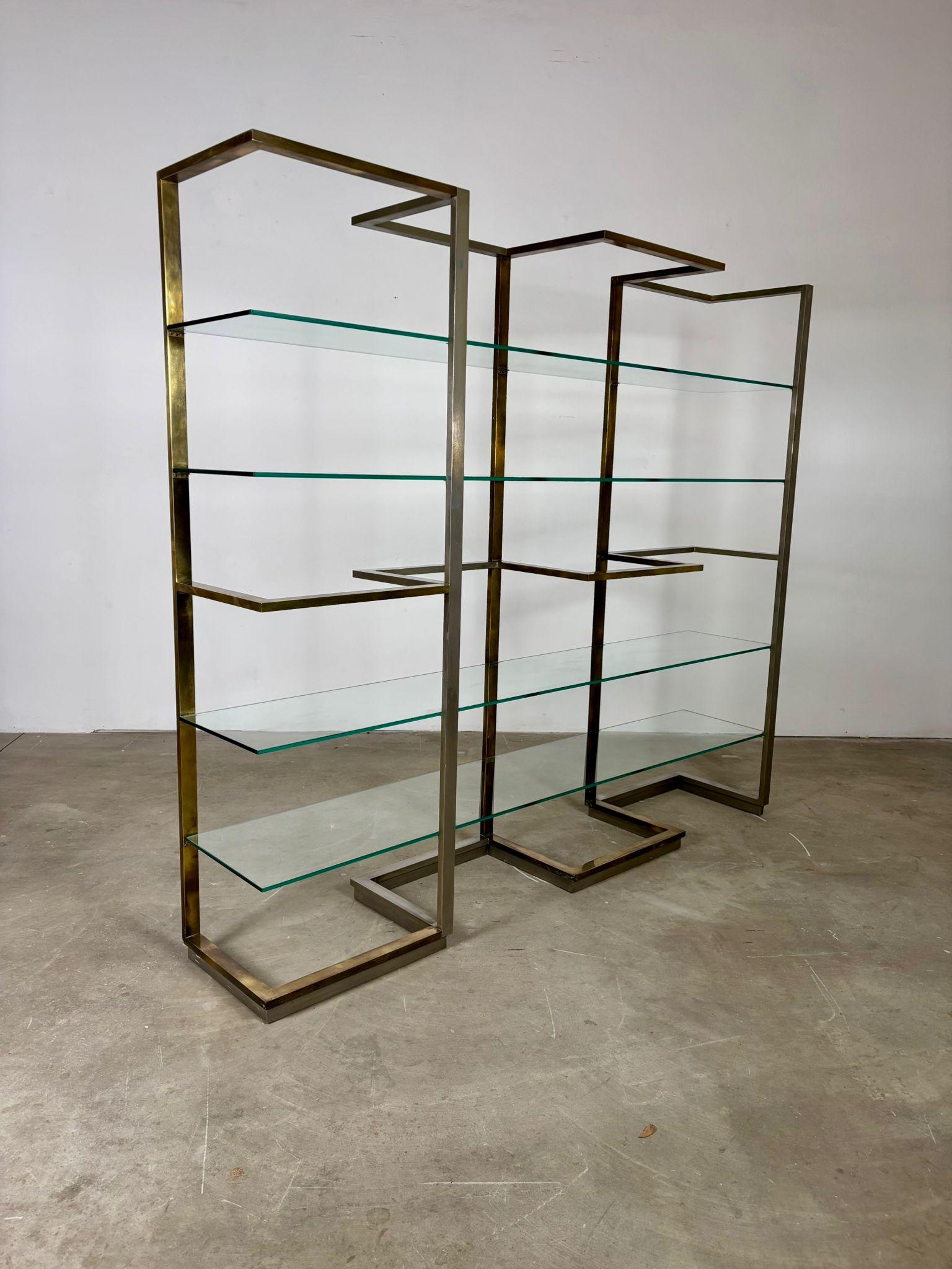 Fin du 20e siècle Bibliothèque en laiton et acier avec étagères en verre, Italie, années 1970 en vente