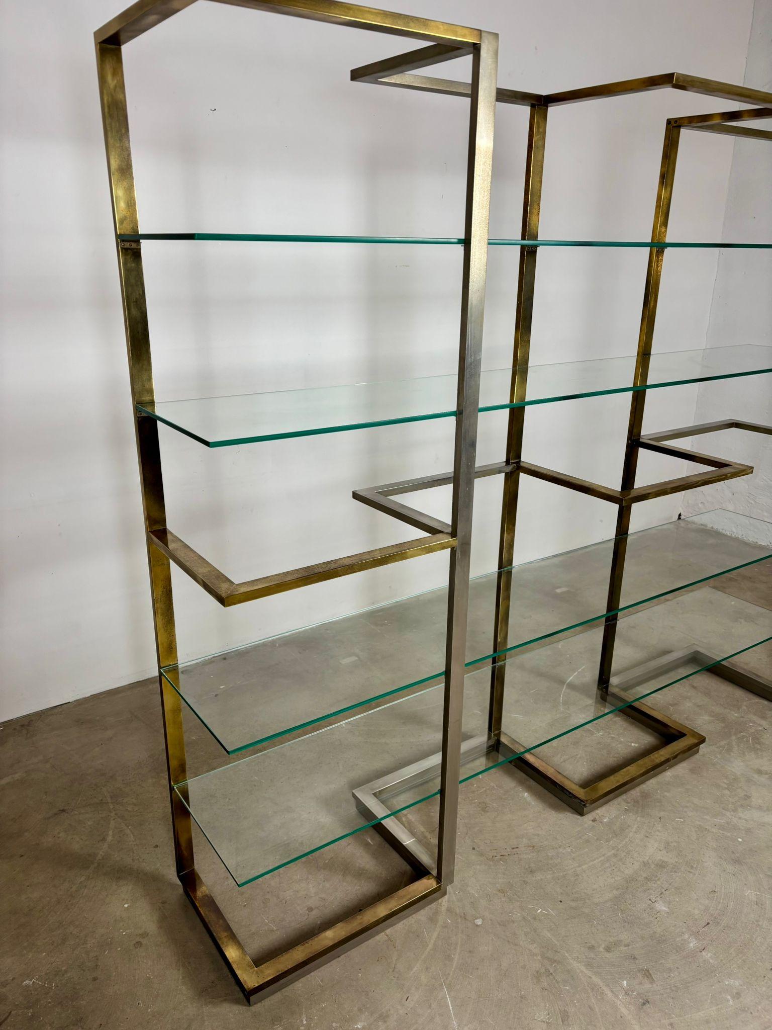 Acier Bibliothèque en laiton et acier avec étagères en verre, Italie, années 1970 en vente