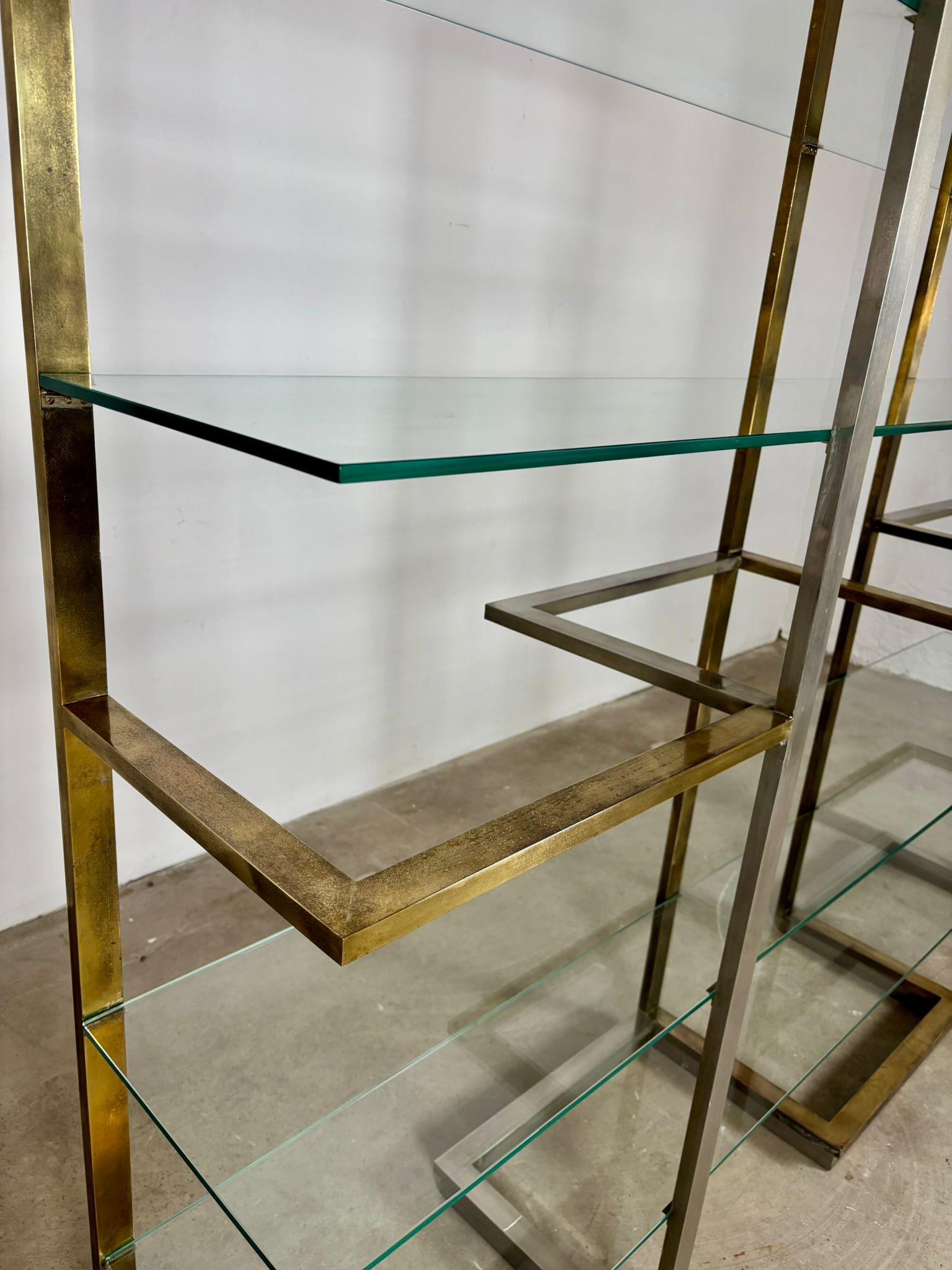 Bibliothèque en laiton et acier avec étagères en verre, Italie, années 1970 en vente 1