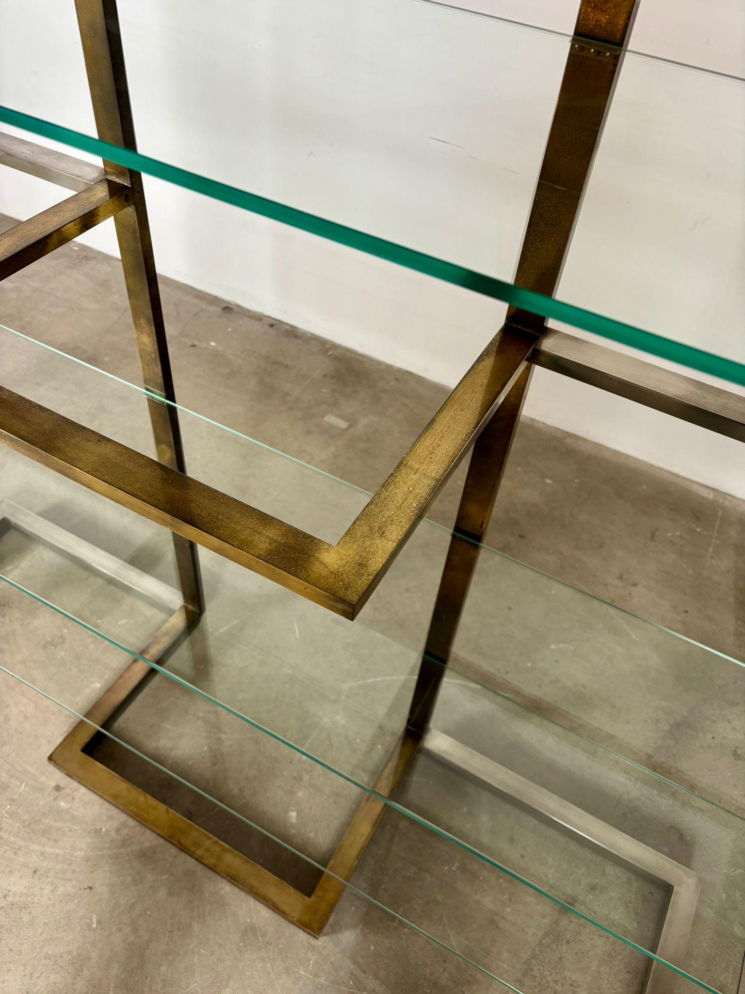 Bibliothèque en laiton et acier avec étagères en verre, Italie, années 1970 en vente 2