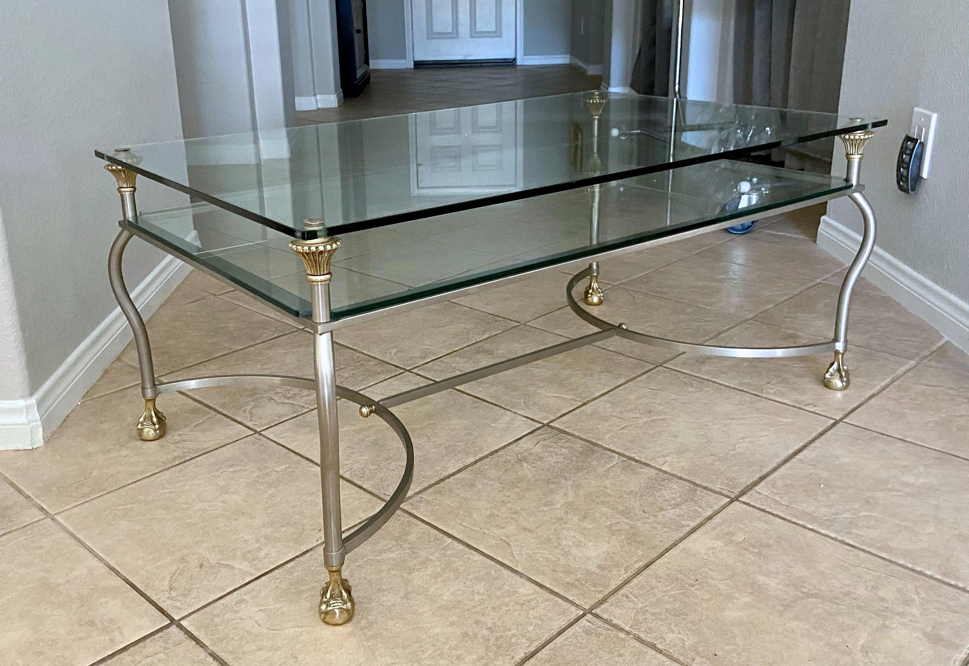 Laiton Table basse de cocktail en laiton et acier à pieds en forme de griffes de style Jansen en vente
