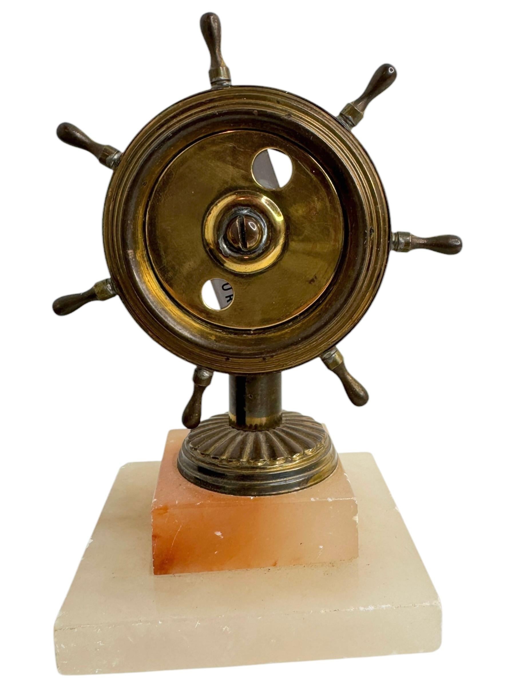 Un magnifique coupe-cigare à placer à côté de votre Humidor. Une certaine usure avec une belle patine, mais c'est de l'ancien. Fabriqué en métal sur une base en marbre. Un bel objet de collection ou simplement un objet d'exposition dans votre