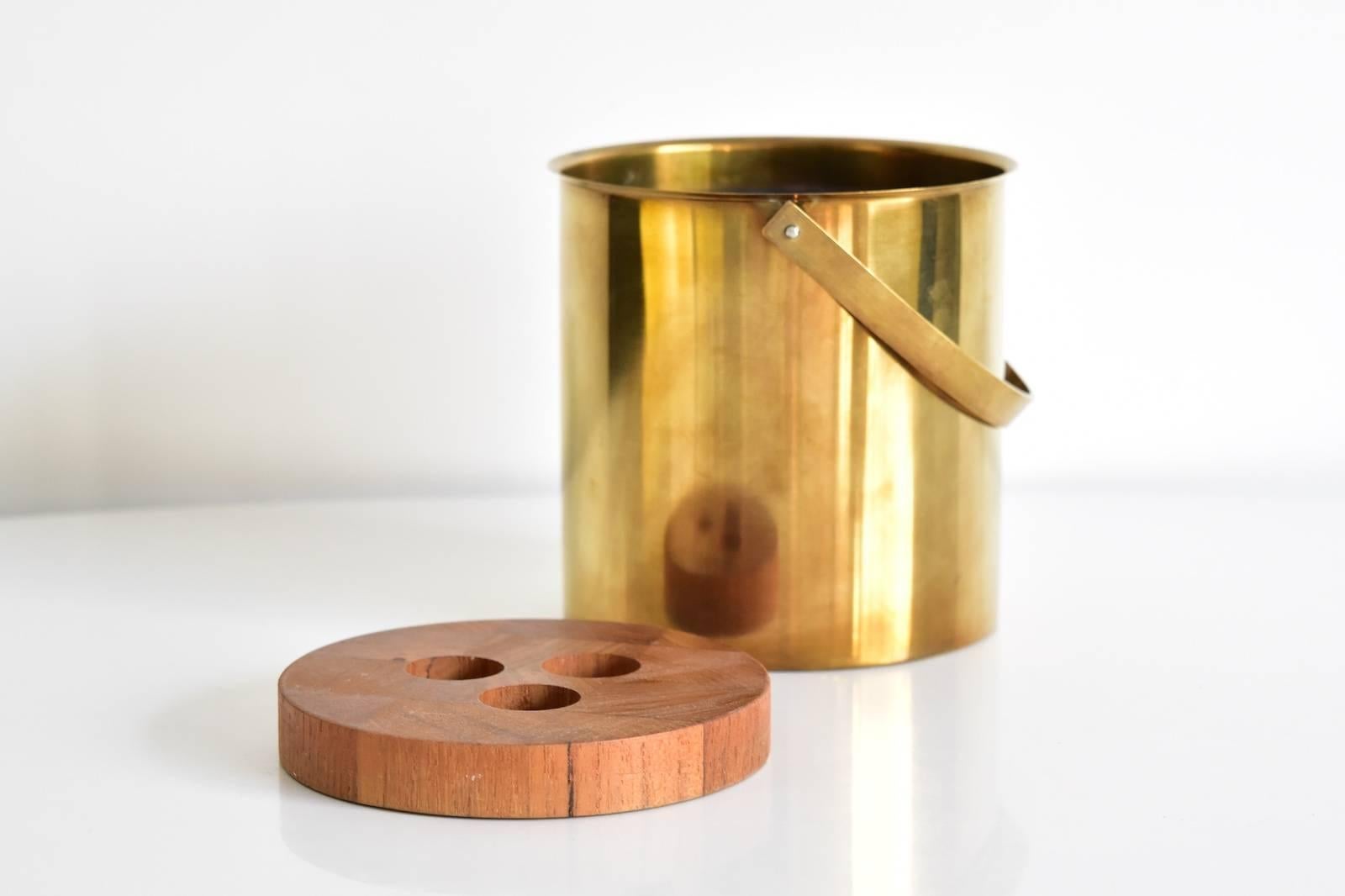 Arne Jacobsen for Stelton ice bucket. The ice bucket is done in brass and teak wood from Stelton.