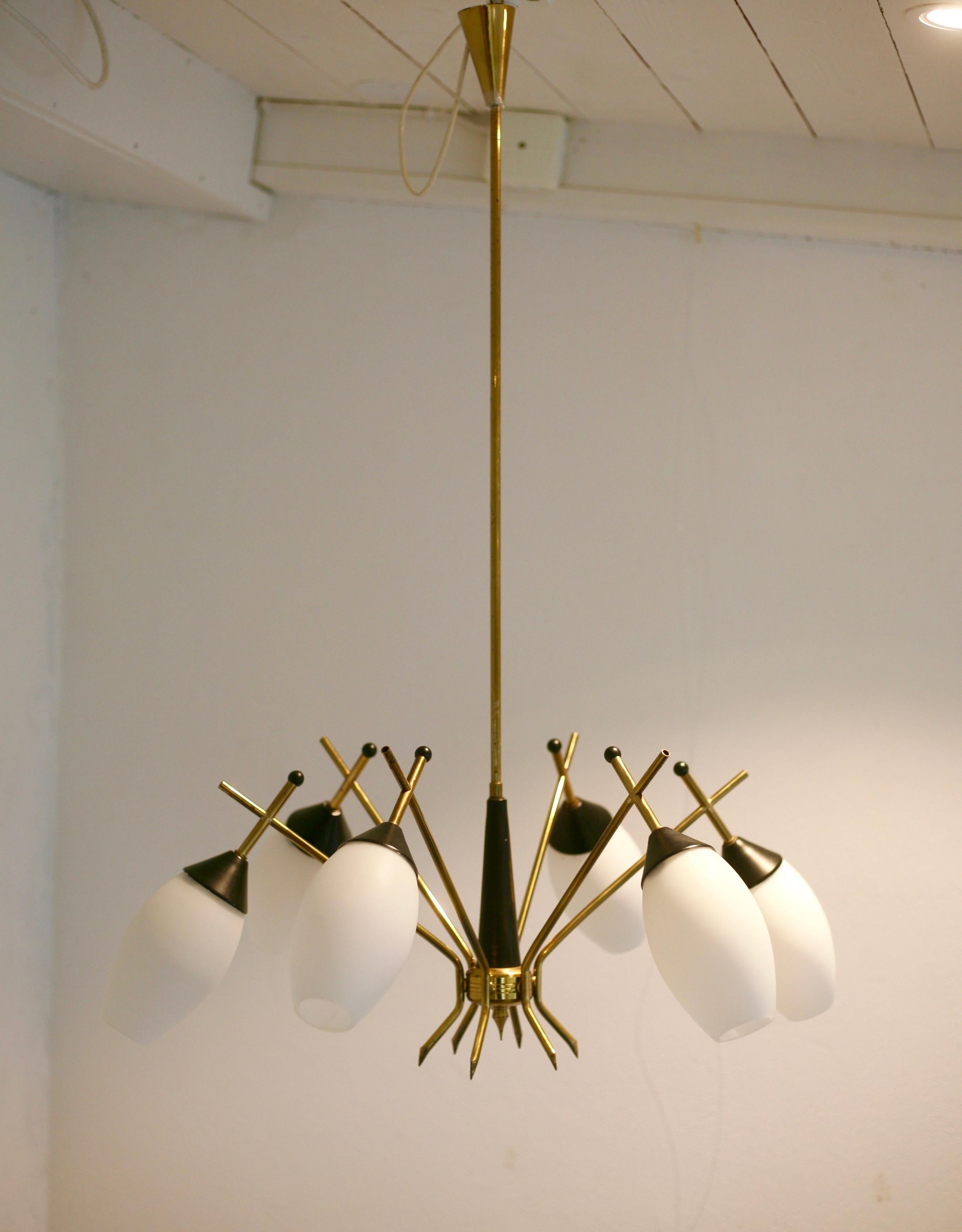 Brass Stilnovo Chandelier (Moderne der Mitte des Jahrhunderts) im Angebot