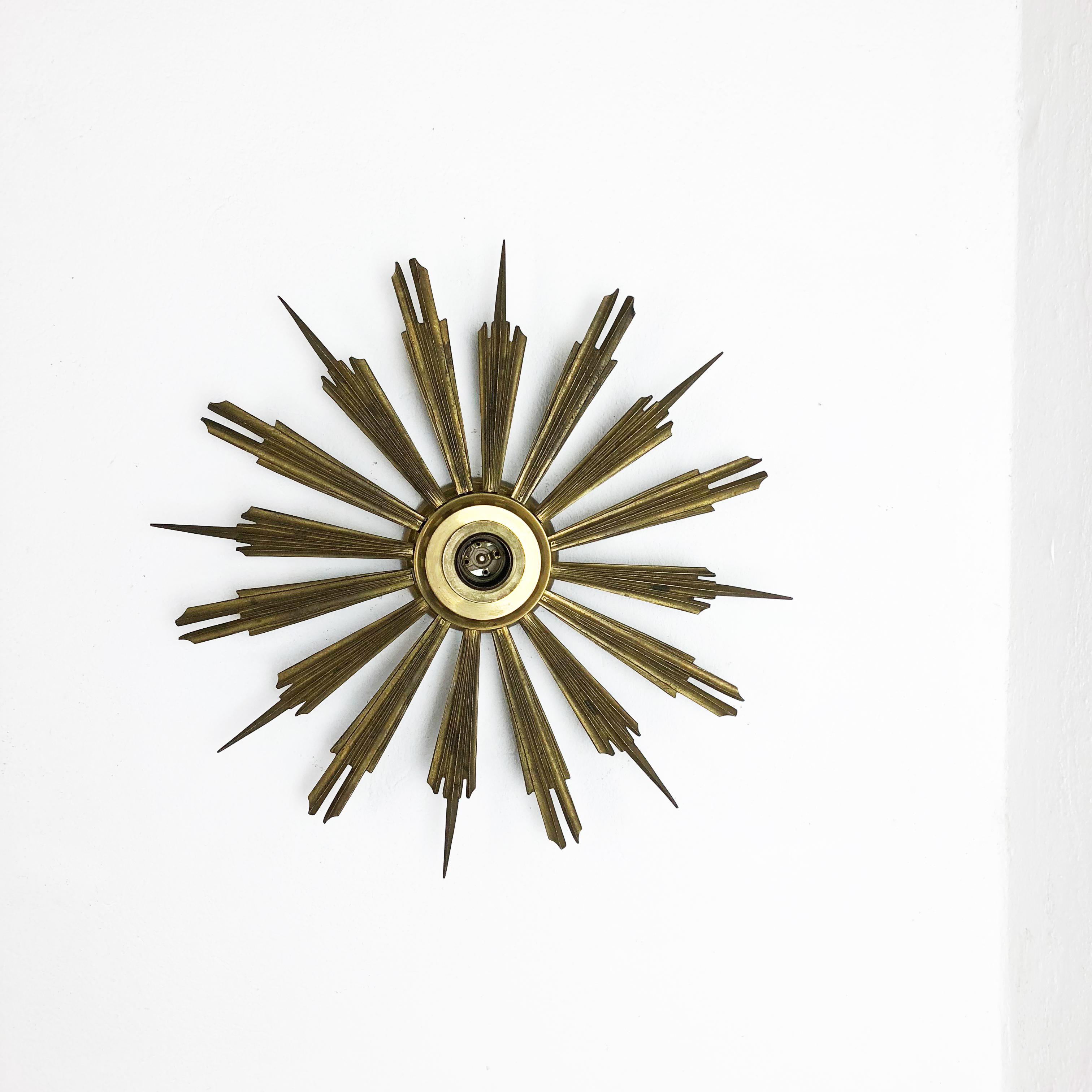 Article:

Wall light, ceiling light


Producer:

Origin Italy in the manner of Stilnovo, Gio Ponti



Age:

1950s



This modernist light was produced in Italy in the 1950s. It is made from solid brass in form of a sunburst with