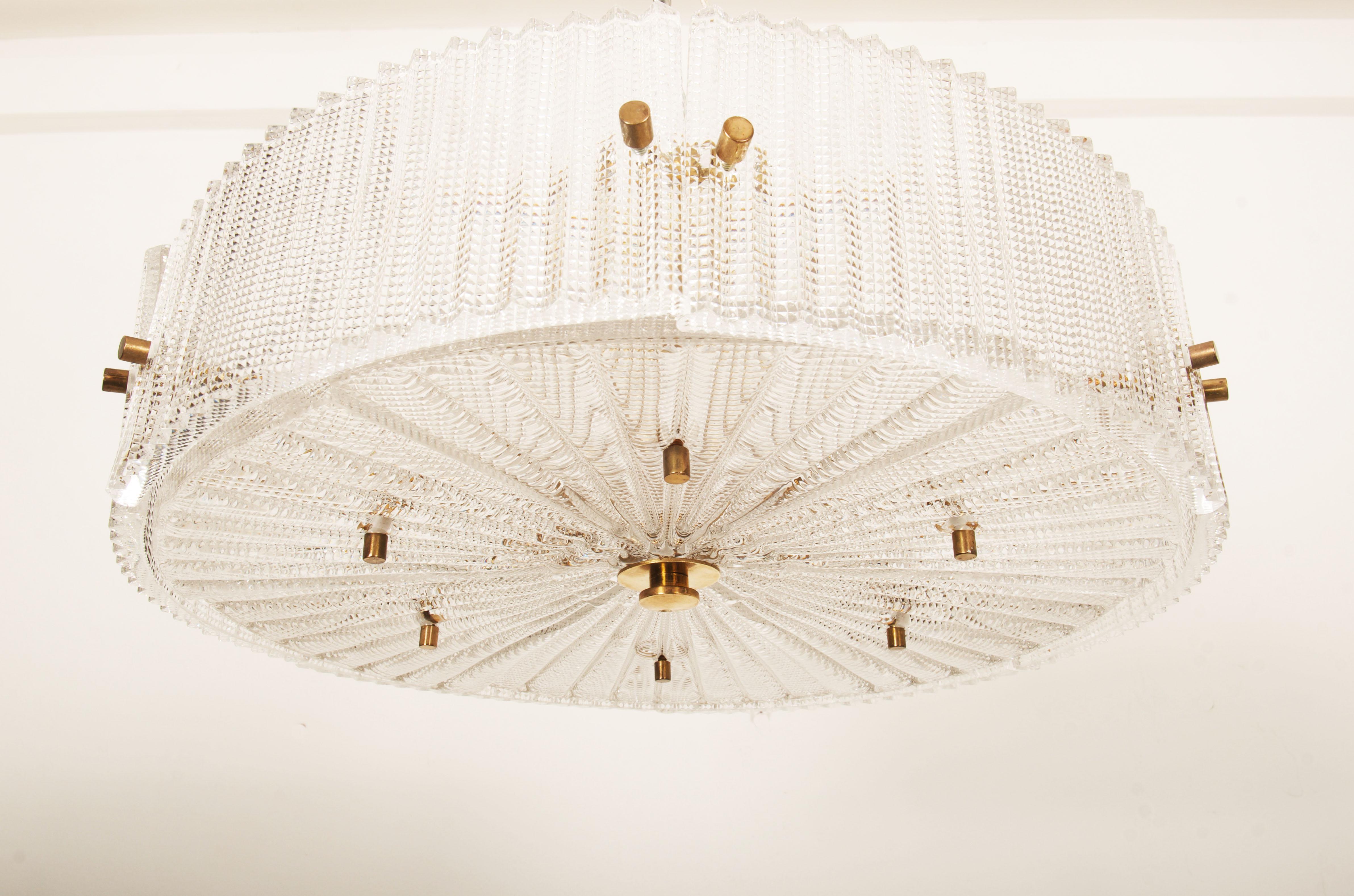 Suédois Pendentif en verre structuré en laiton de Carl Fagerlund pour Orrefors en vente