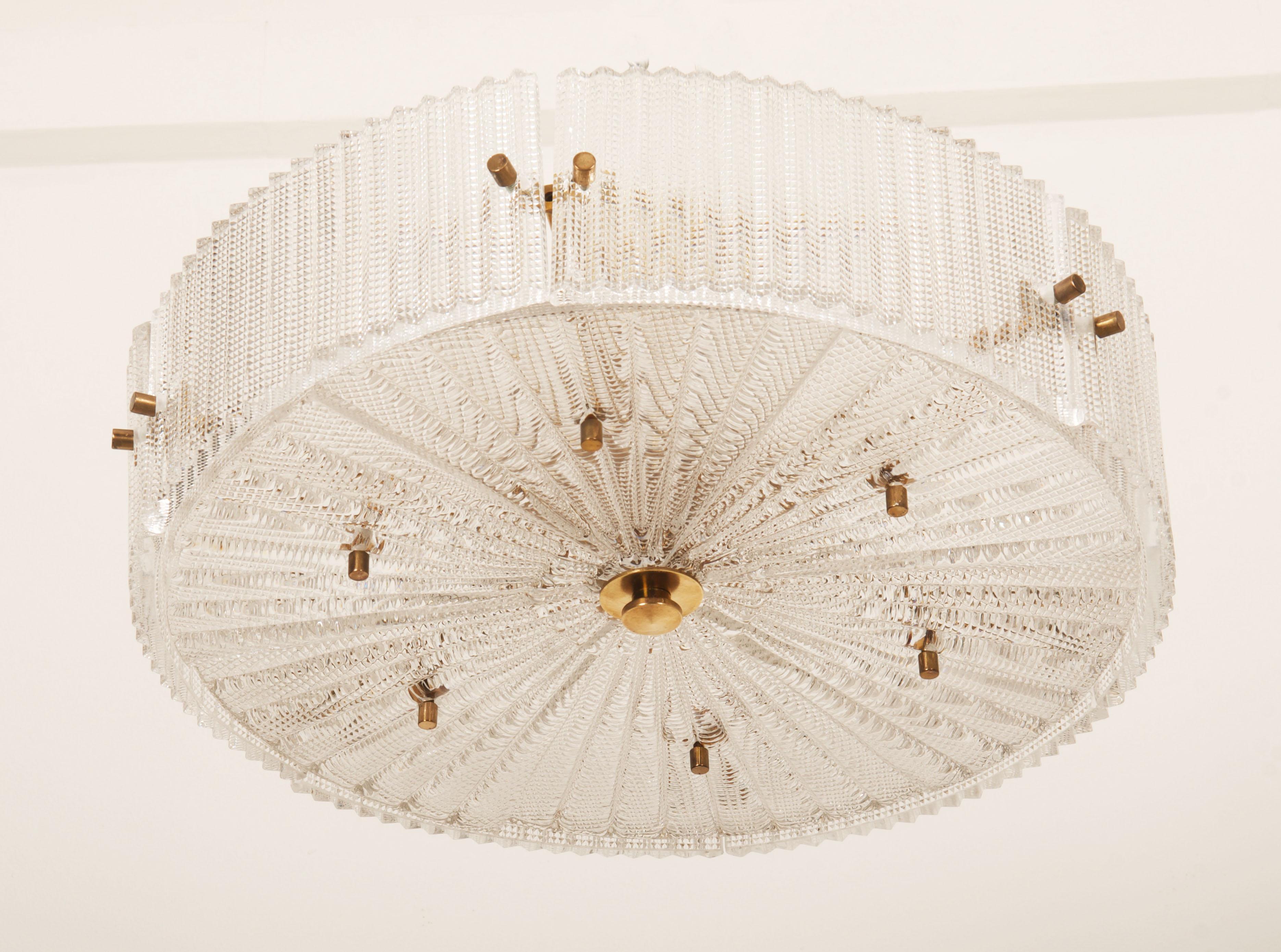 Laiton Pendentif en verre structuré en laiton de Carl Fagerlund pour Orrefors en vente