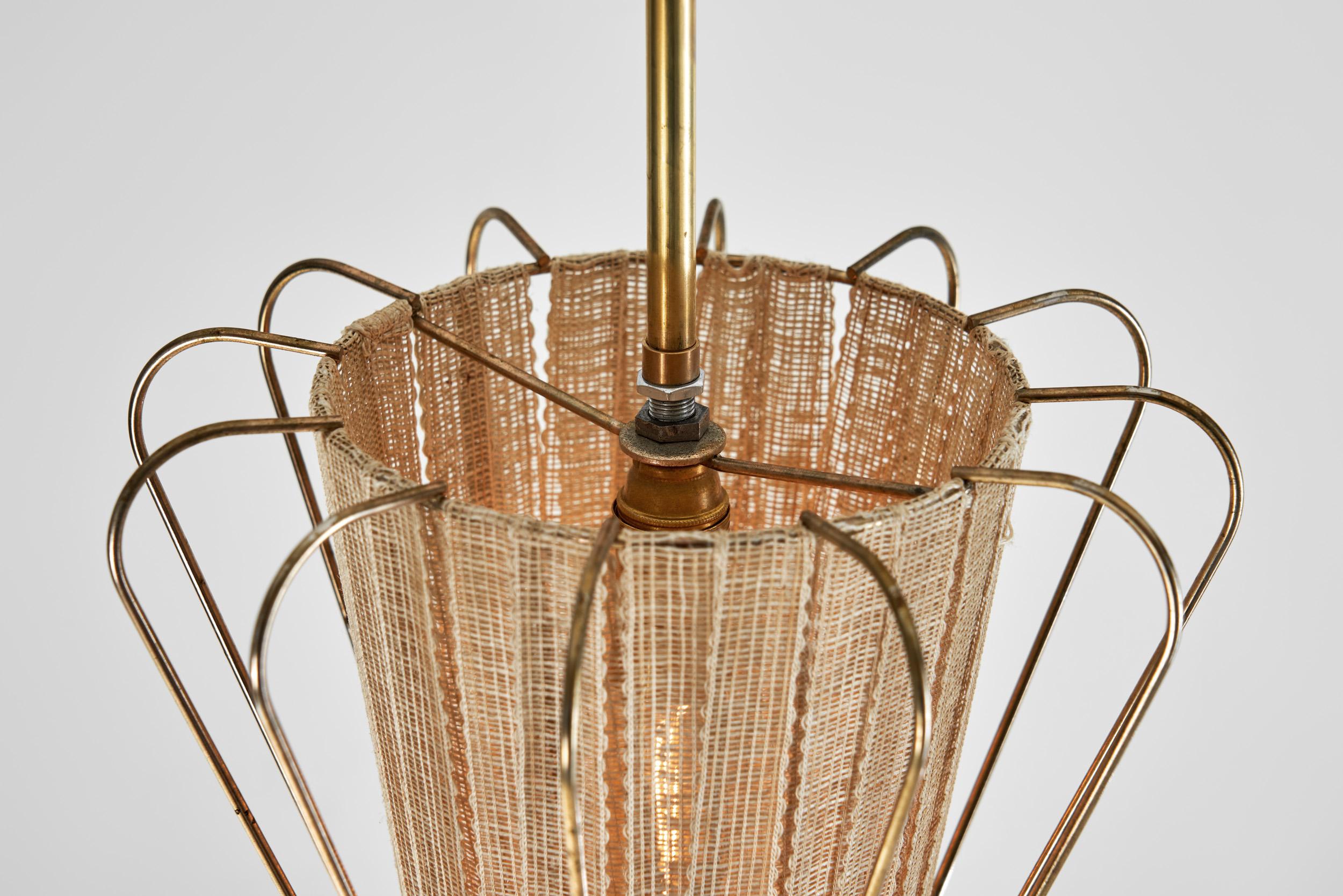 Lampe suspendue structurée en laiton avec laçage organique, Suède, années 1960 en vente 5