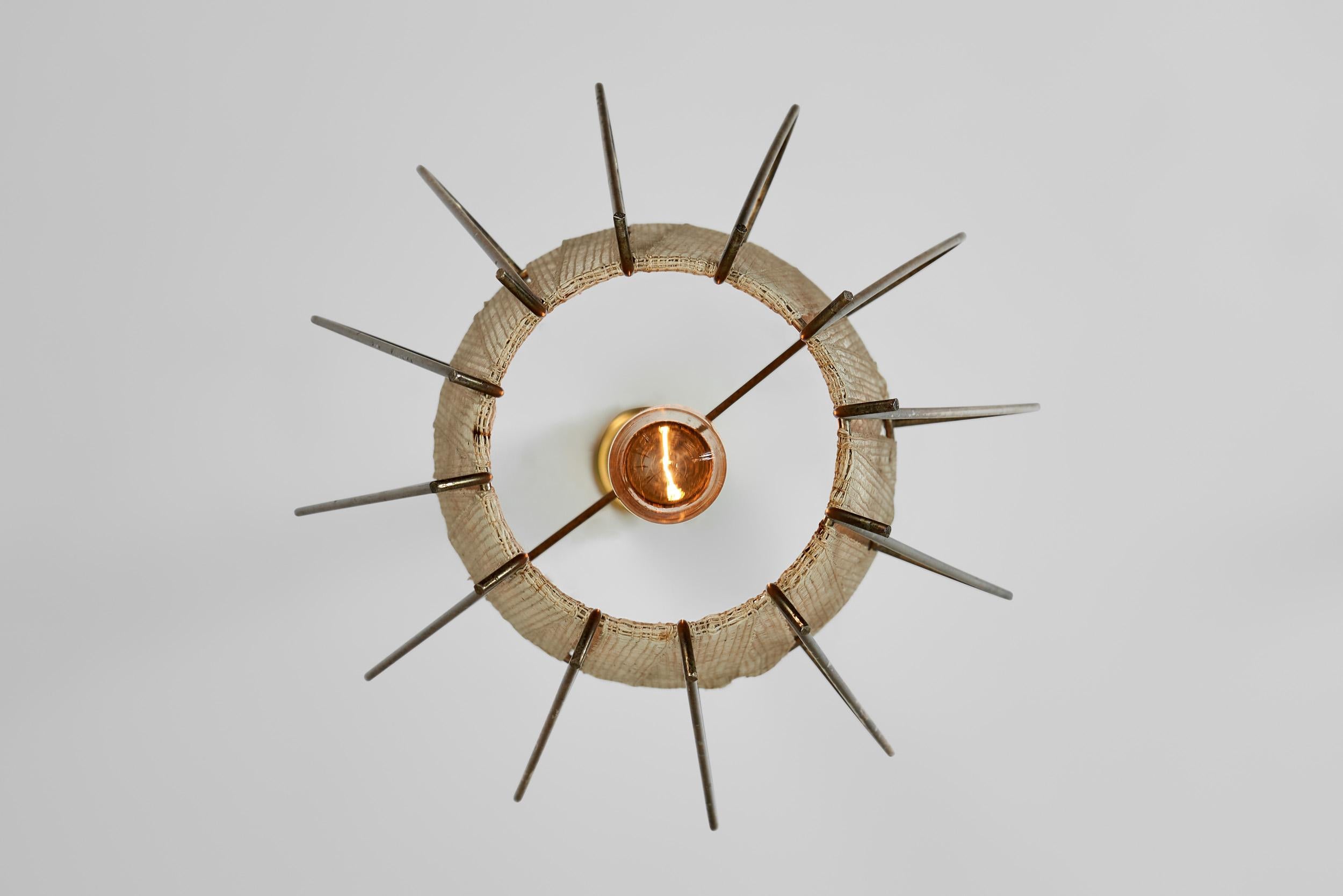 Lampe suspendue structurée en laiton avec laçage organique, Suède, années 1960 en vente 9