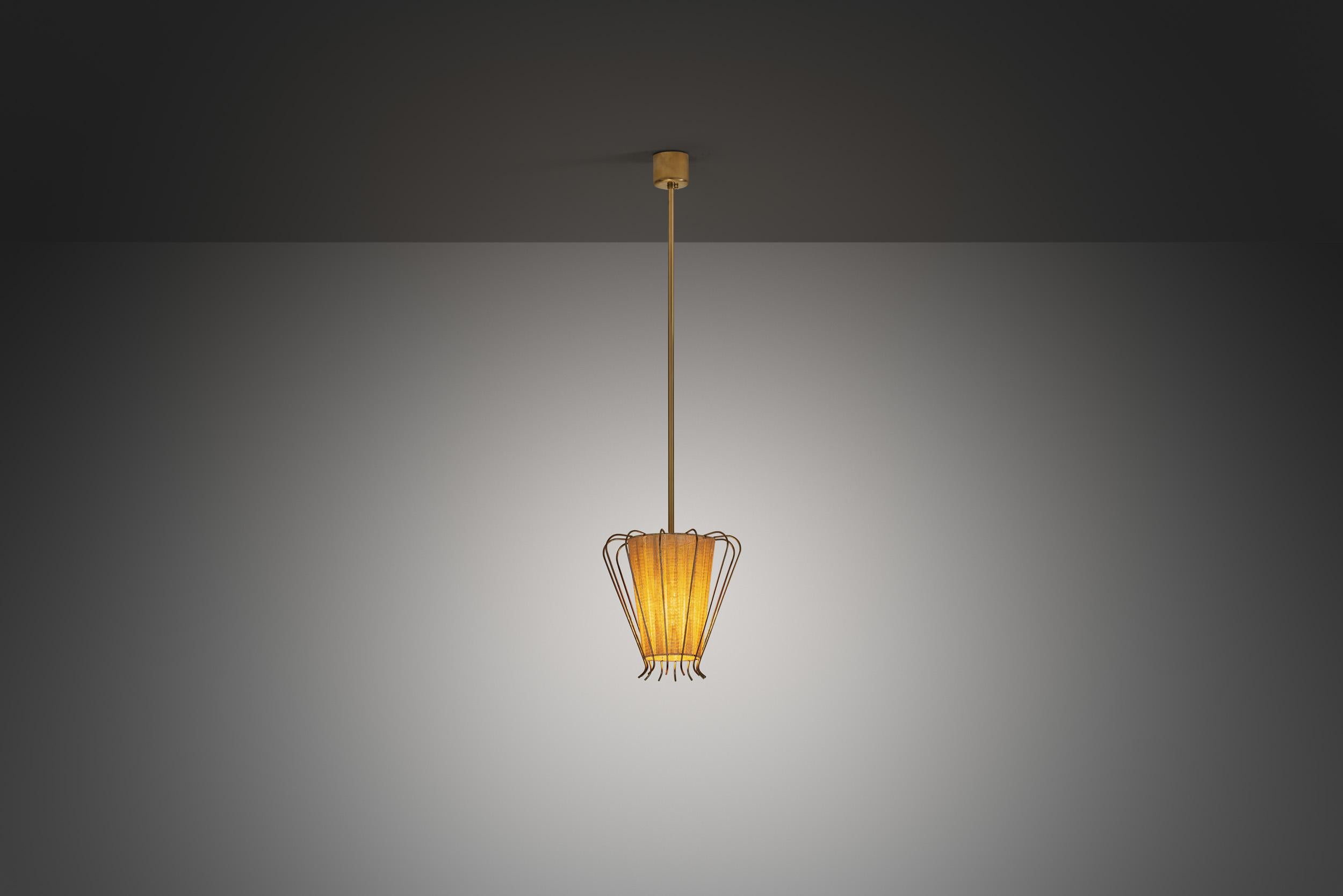Depuis le début du 20e siècle, les lampes suspendues sont utilisées comme éléments décoratifs dans les pièces. Dans le design suédois du milieu du siècle, où l'éclairage intérieur revêt une importance particulière, les concepteurs sont parvenus à