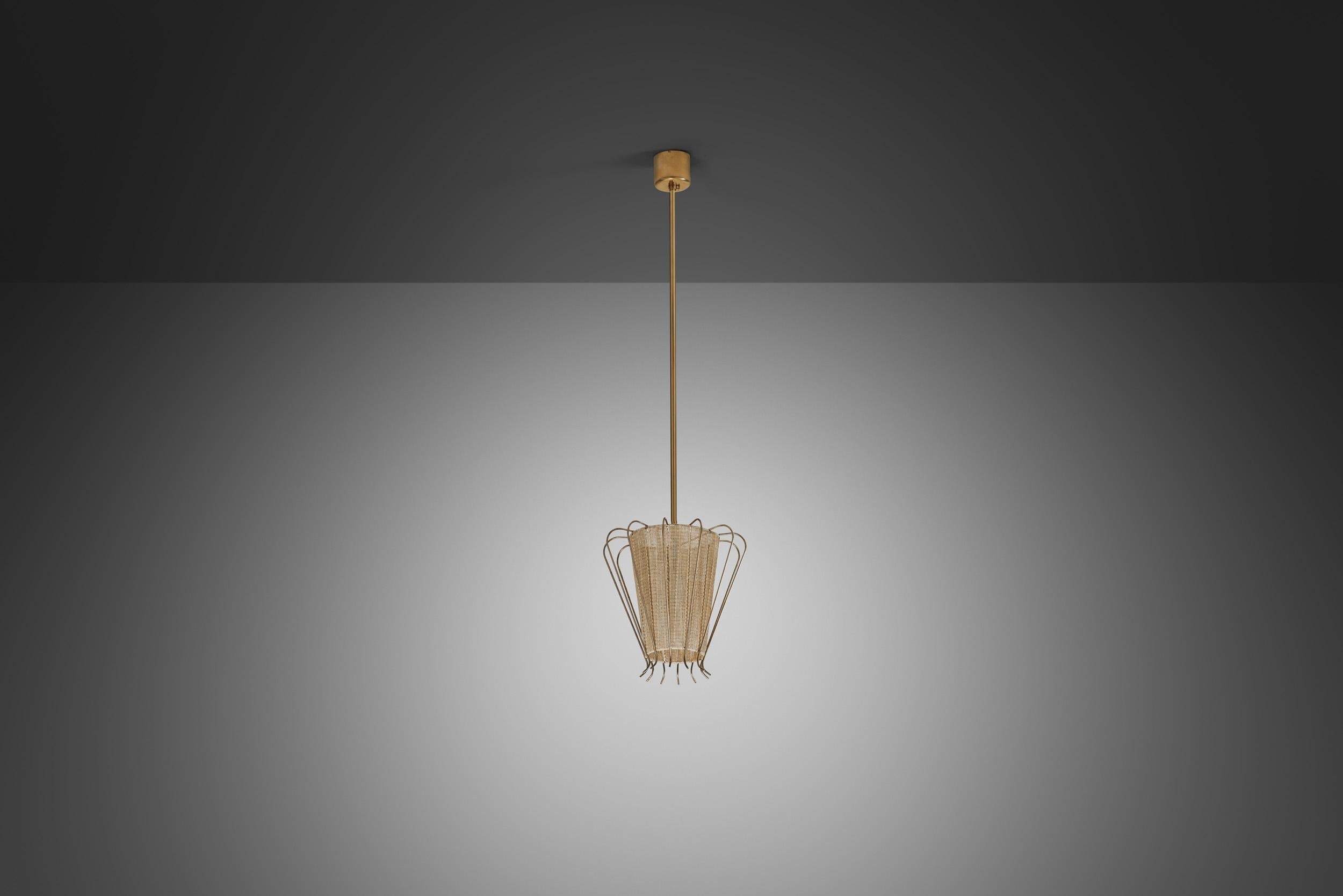 Scandinave moderne Lampe suspendue structurée en laiton avec laçage organique, Suède, années 1960 en vente
