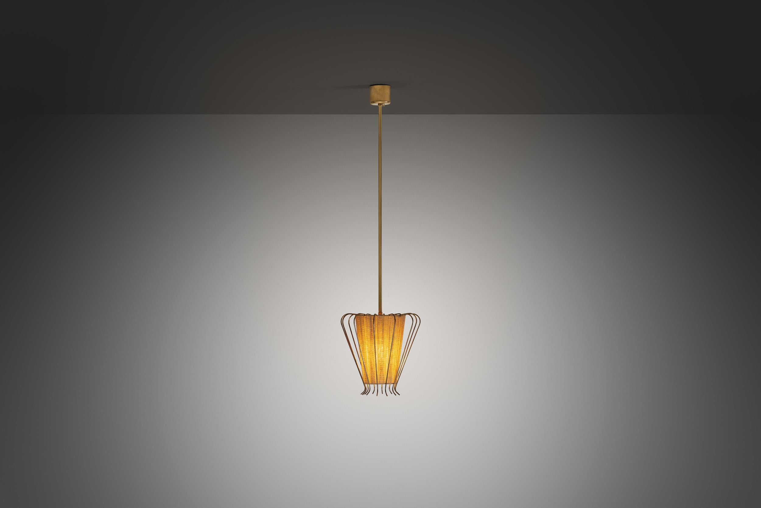 Suédois Lampe suspendue structurée en laiton avec laçage organique, Suède, années 1960 en vente
