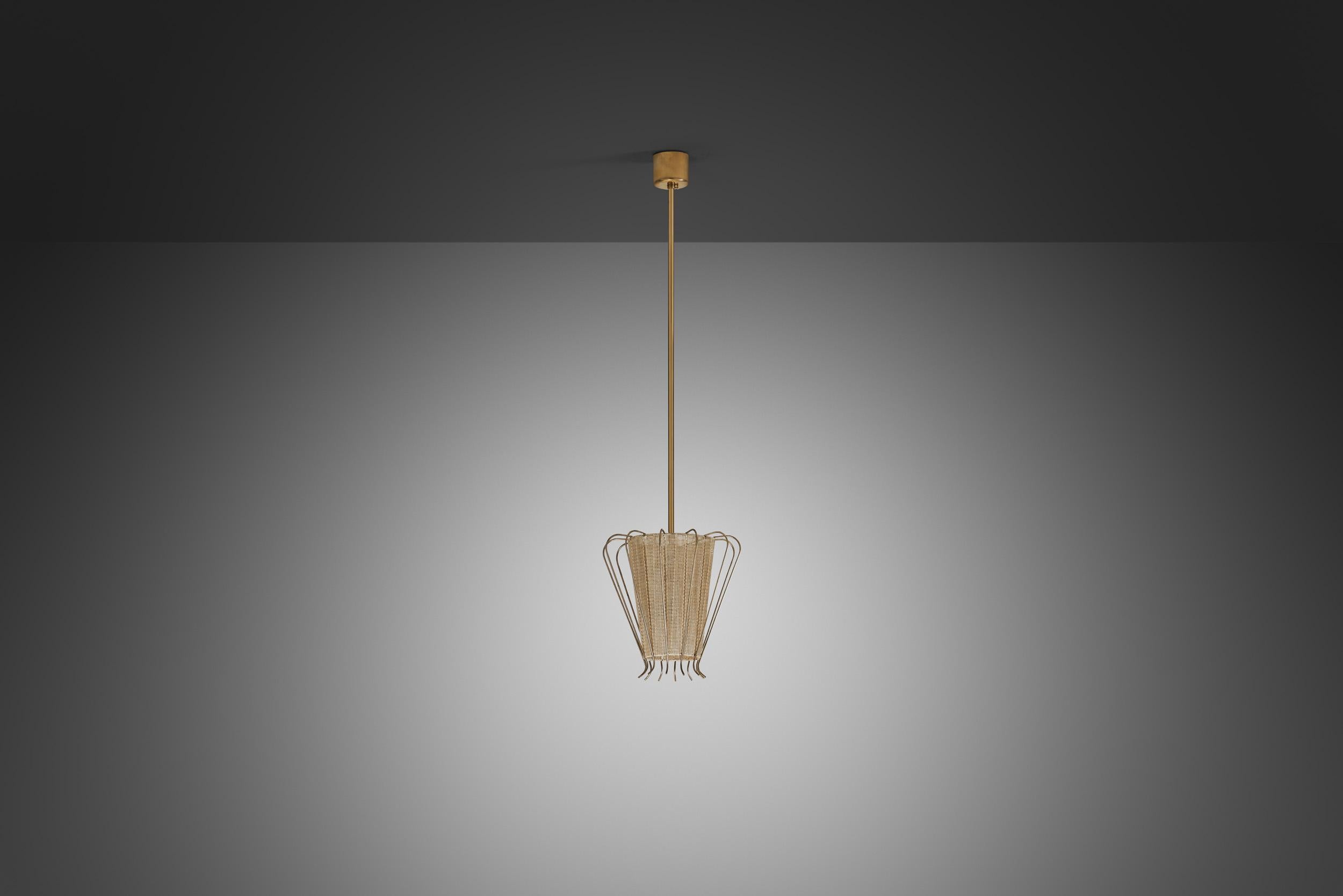 Lampe suspendue structurée en laiton avec laçage organique, Suède, années 1960 Bon état - En vente à Utrecht, NL