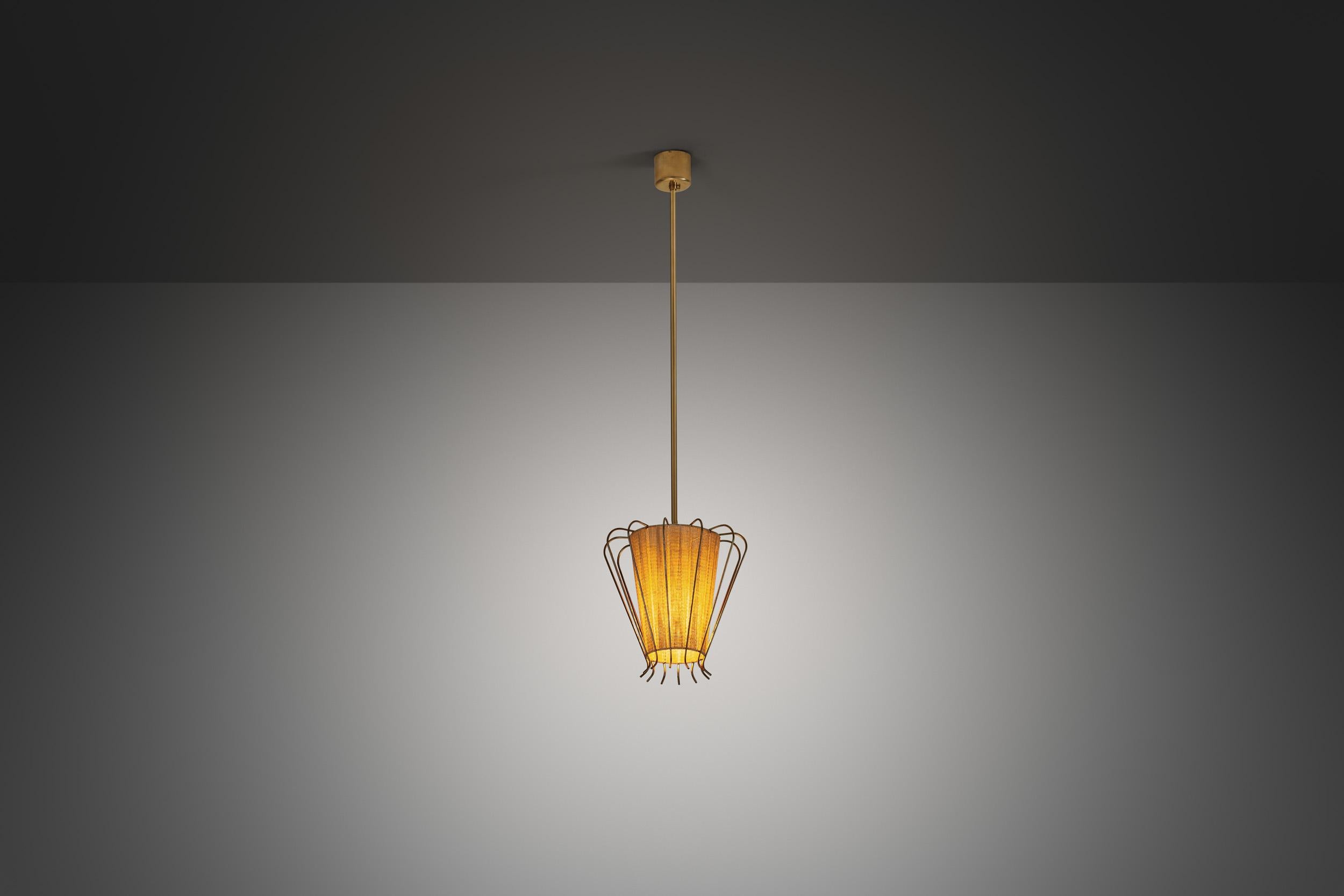 Milieu du XXe siècle Lampe suspendue structurée en laiton avec laçage organique, Suède, années 1960 en vente