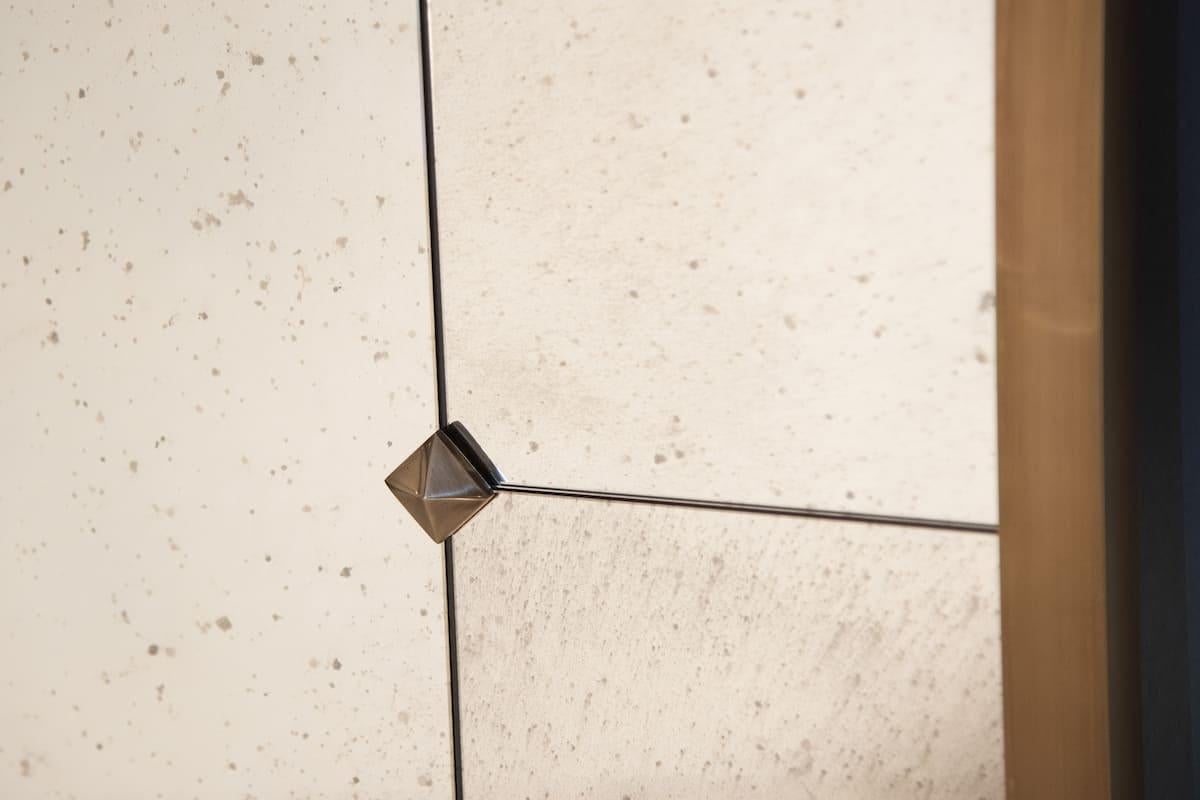 italien Miroir antique clouté en laiton 100 X 200 cm en vente
