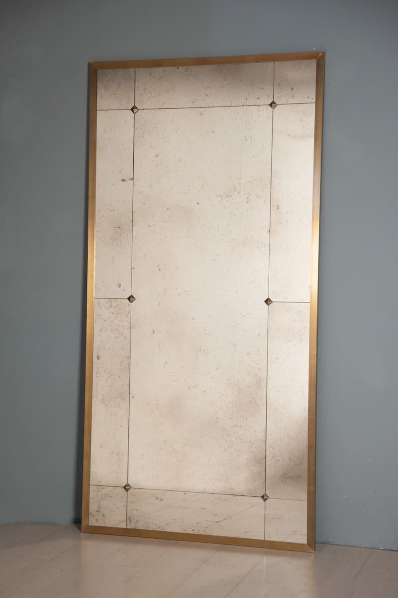 In this card, rectangular mirror measuring 100 x 200h cm, frame in burnished brass, edge L 3x3 cm, mirror with aged effect and framed with round brass studs.

Pescetta presents the Collection of Brass Mirrors, made to measure and fully customisable.