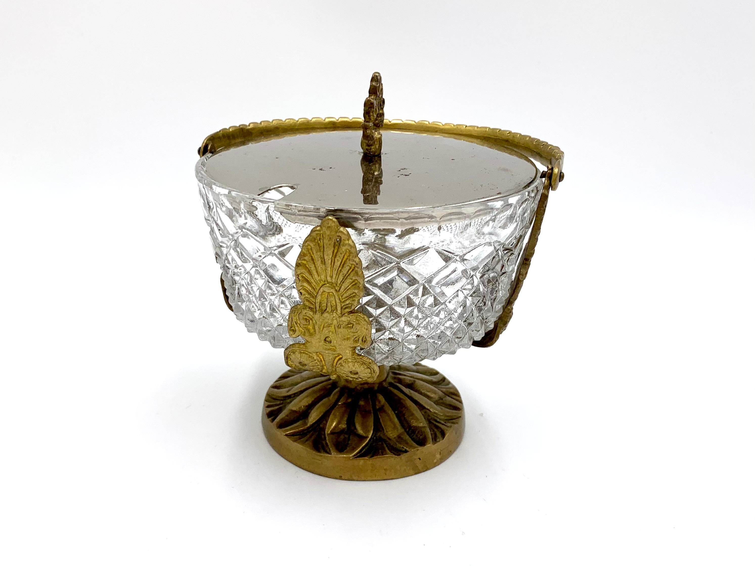 Brass confectionery with a crystal bowl and a metal lid.

Very good condition

Measures: Height 14cm / diameter 13cm.

  