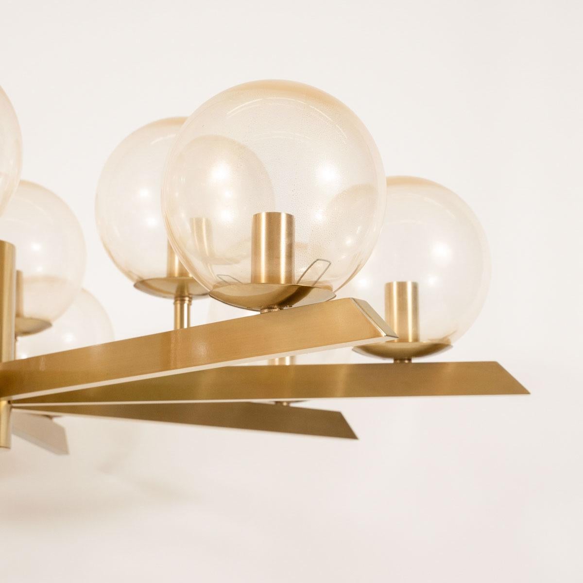 Lampadario in stile Sunburst in ottone con globi di vetro in vendita 6