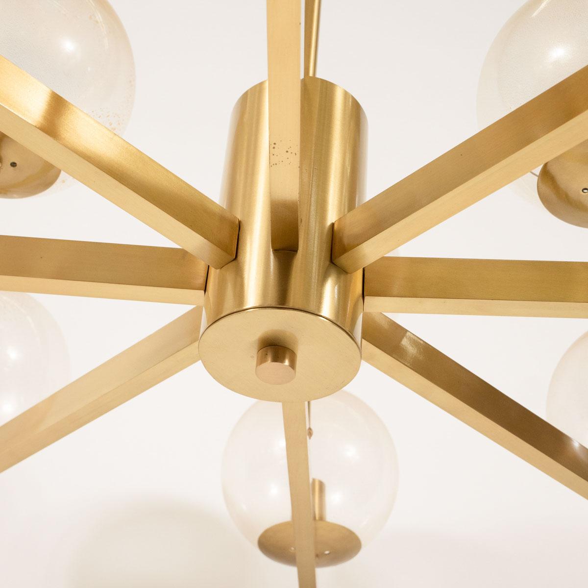 Lampadario in stile Sunburst in ottone con globi di vetro in vendita 7
