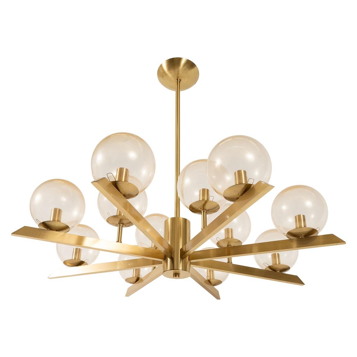 Lampadario in ottone in stile sunburst con globi di vetro trasparente con riflessi dorati.