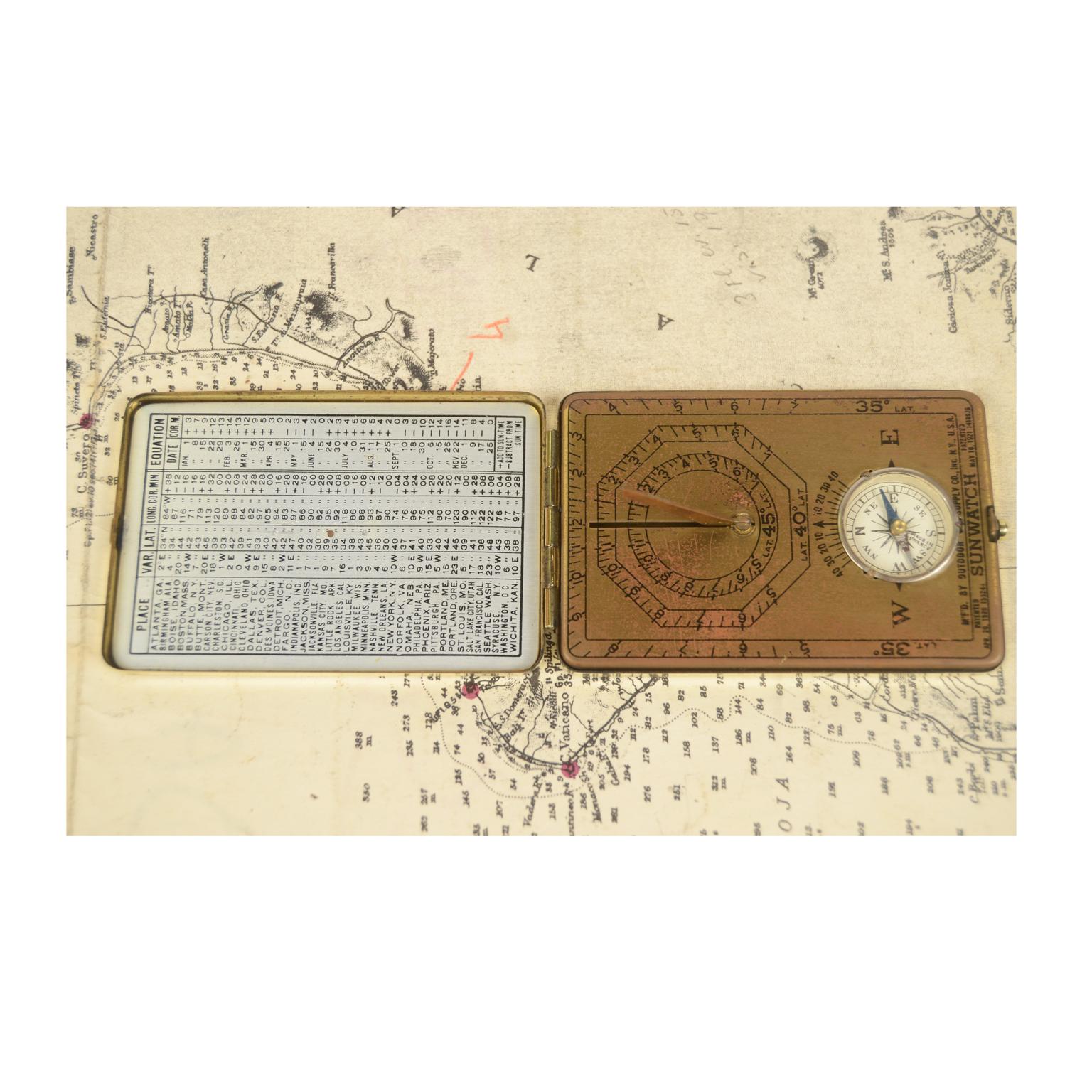 1921 Antique Brass Sundial Compass Signed  Outdoor Supply Co. Inc. N.Y. USA In Good Condition In Milan, IT