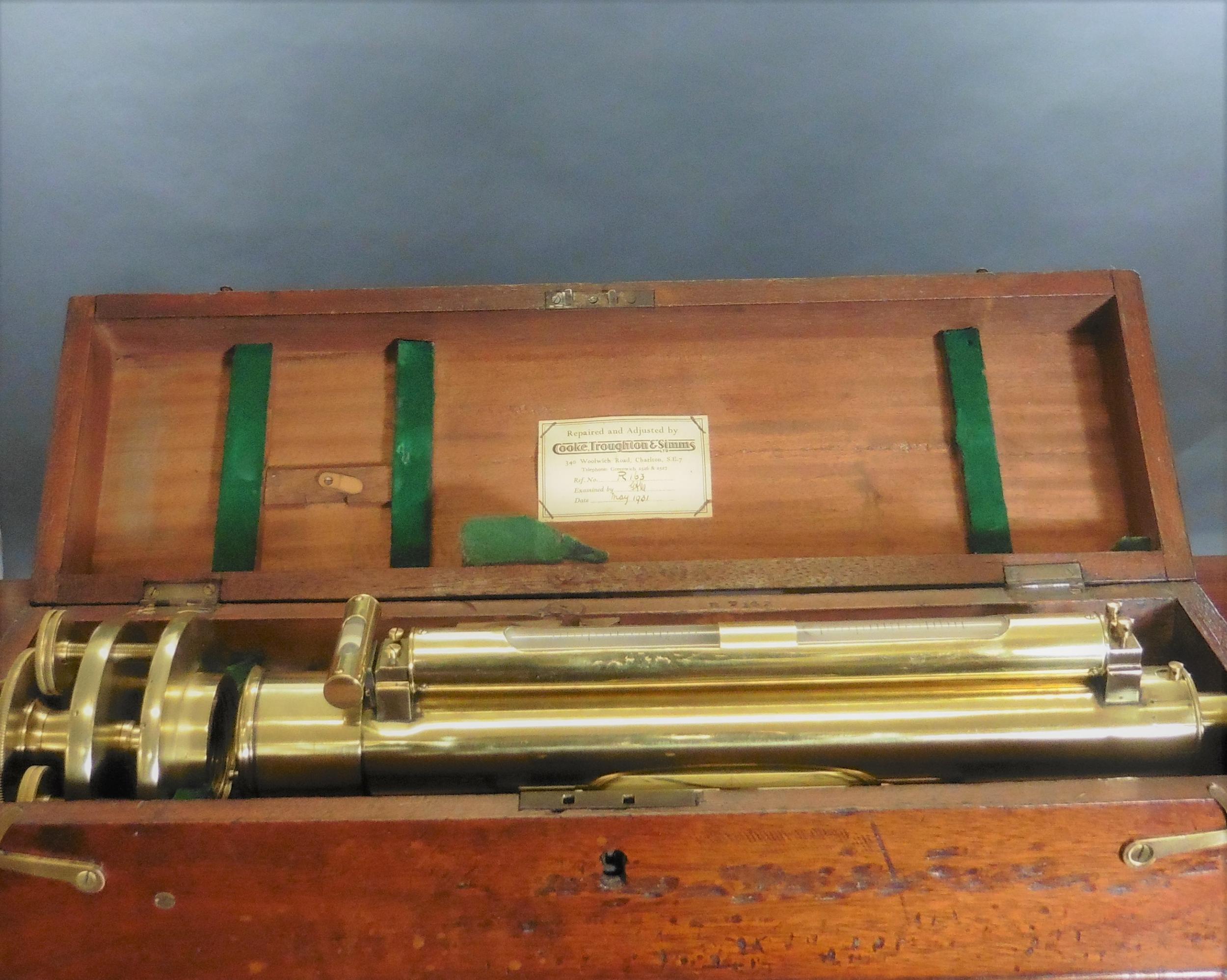 Laiton Étage d'arpenteurs en laiton de Troughton & Simms, Londres en vente