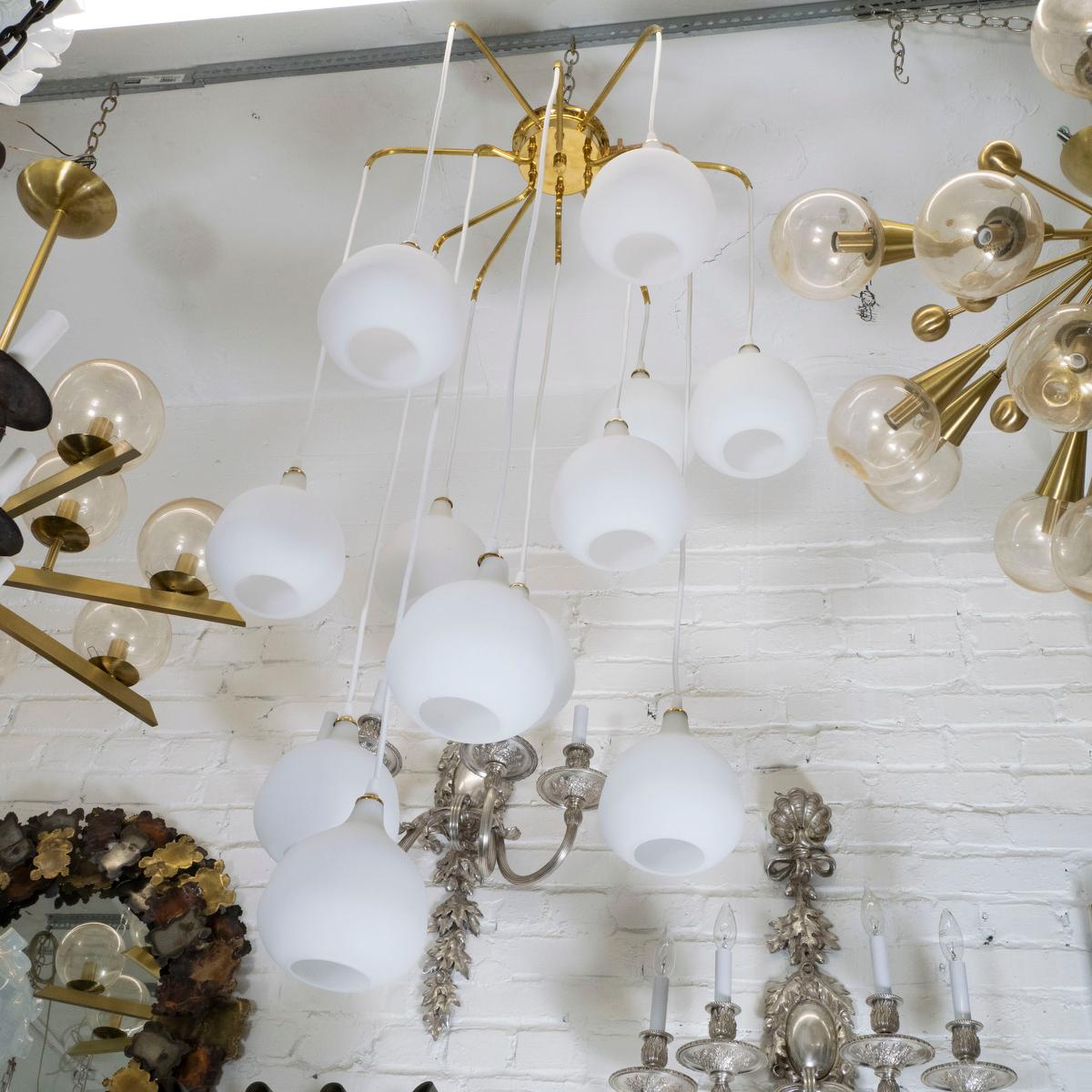 Kronleuchter mit aufgehängtem Glasschirm aus Messing (Moderne der Mitte des Jahrhunderts) im Angebot