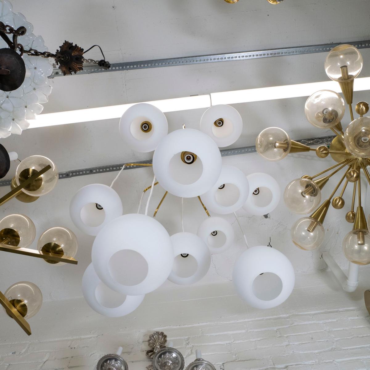 Kronleuchter mit aufgehängtem Glasschirm aus Messing (Mitte des 20. Jahrhunderts) im Angebot
