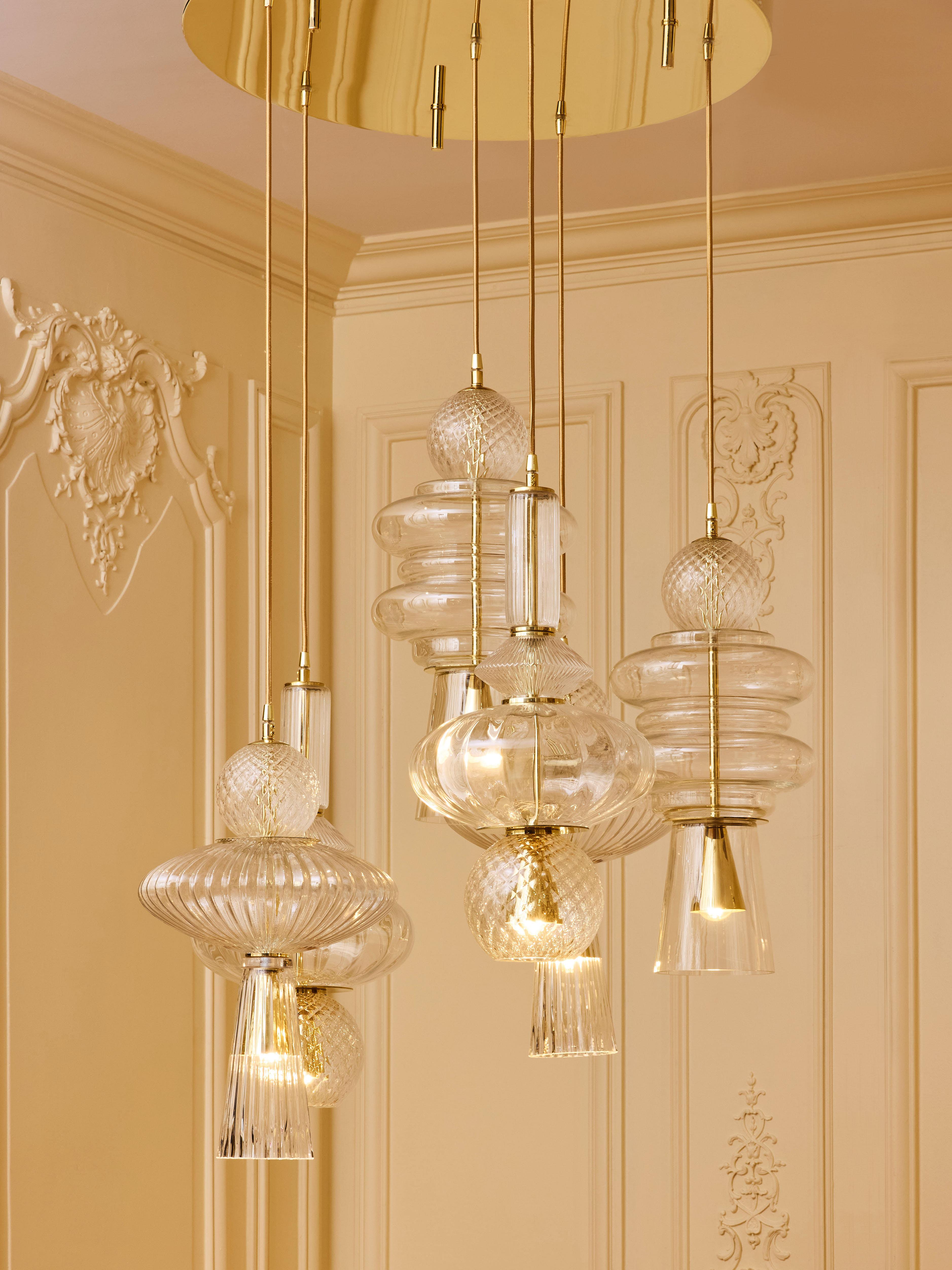 Suspension in brass and blown Murano glass.
Italy, 2024.