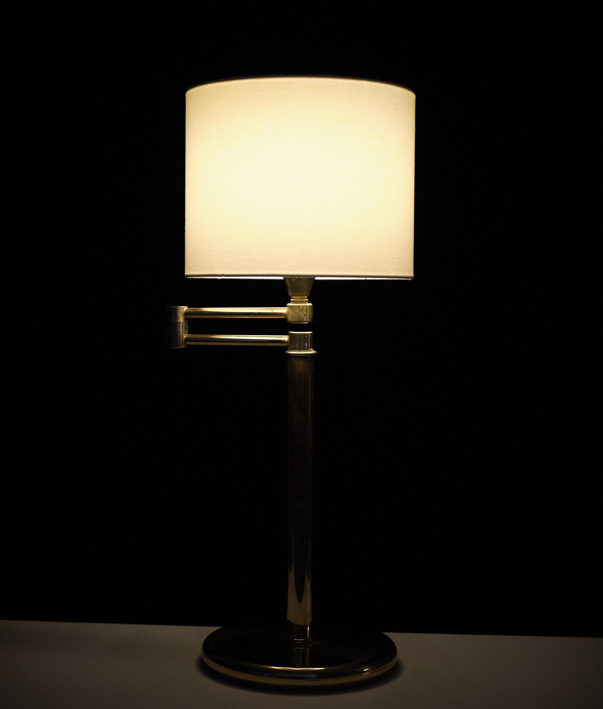 Schwenkarm-Schreibtischlampe aus Messing    Deknudt   1970s  im Angebot 2