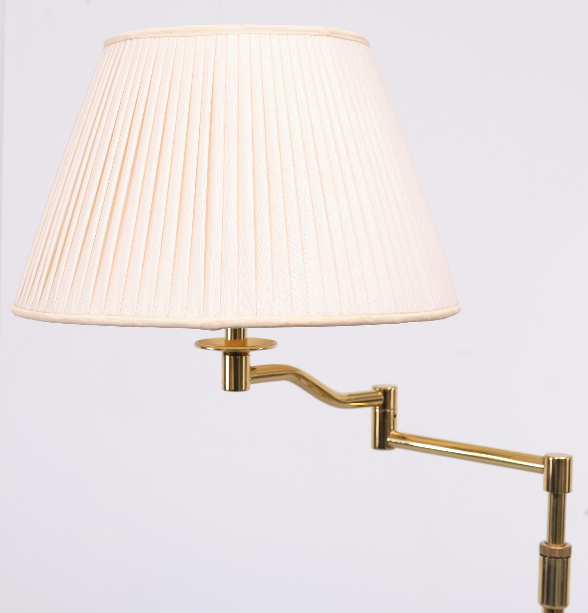 Très beau lampadaire à bras oscillant en laiton des années 1970 en Allemagne, une ampoule E27 nécessaire. 
une certaine usure sur les pieds . Réglable en hauteur . 126 cm / 186 cm 
