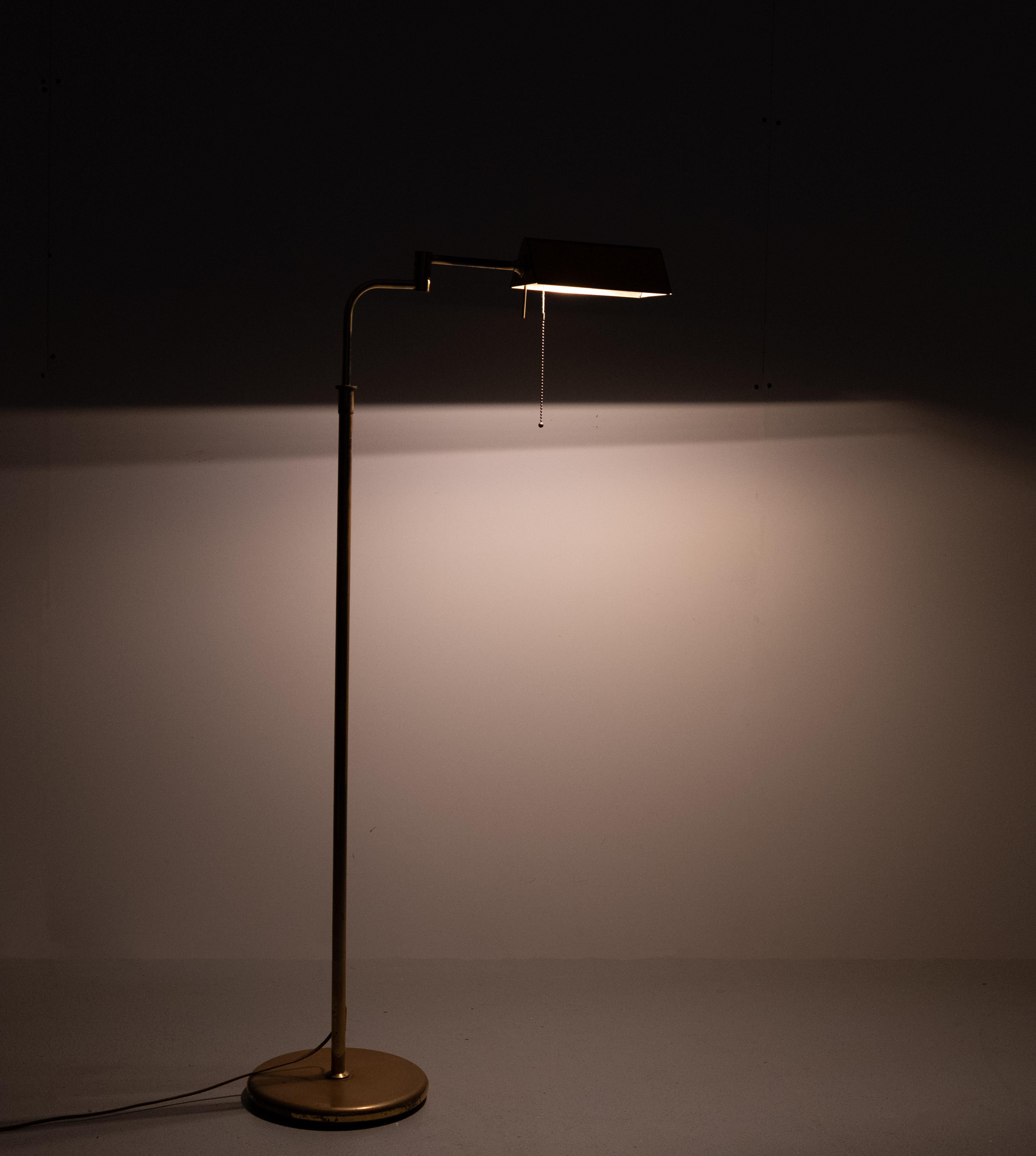 Lampada da terra a braccio oscillante in ottone, Germania, anni '70 in vendita 3