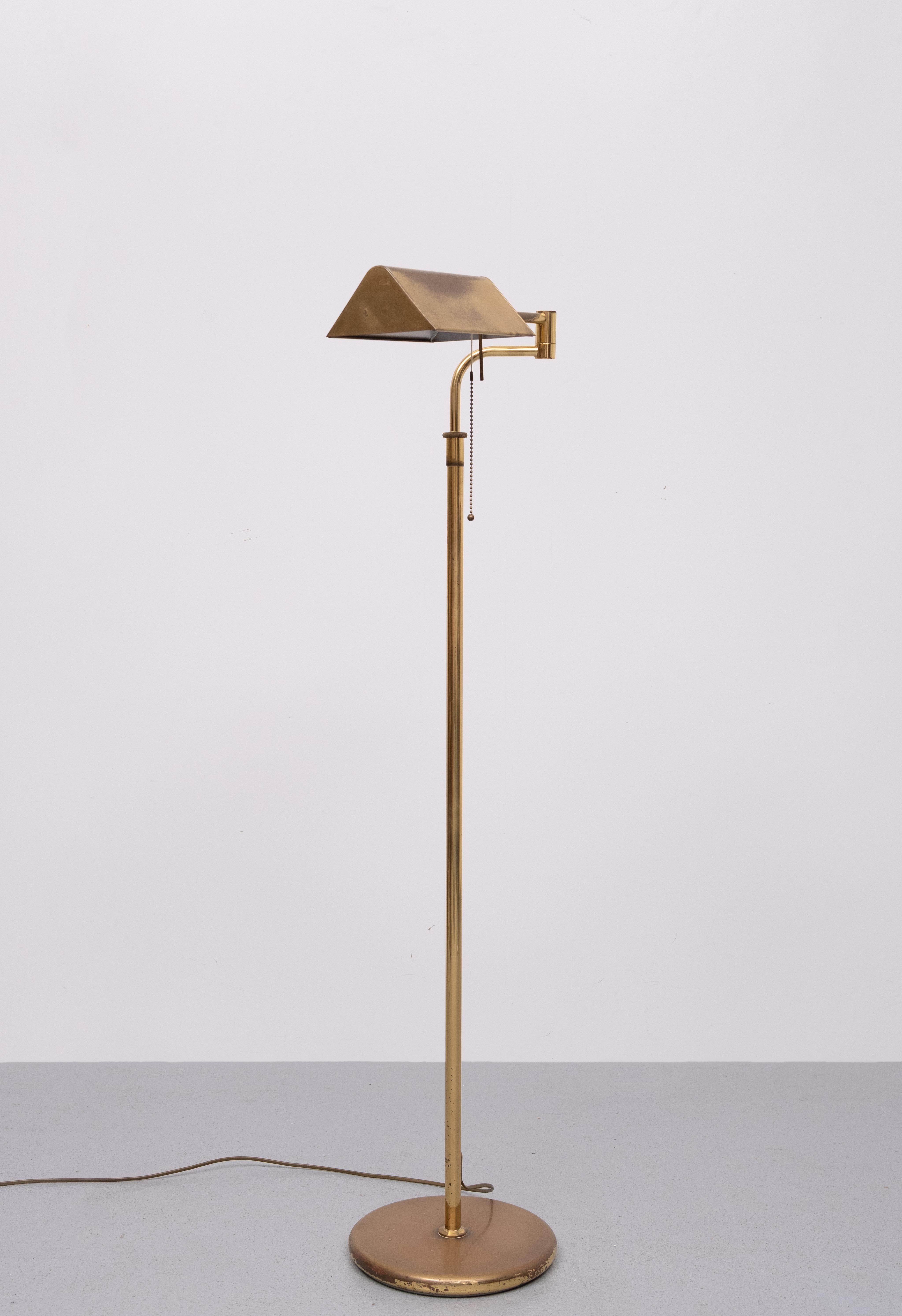 Bellissima lampada da terra a braccio oscillante in ottone, regolabile in altezza.
viene fornito con la giusta quantità di patina. 
è necessaria una normale lampadina E27 di grandi dimensioni. interruttore a scomparsa. 