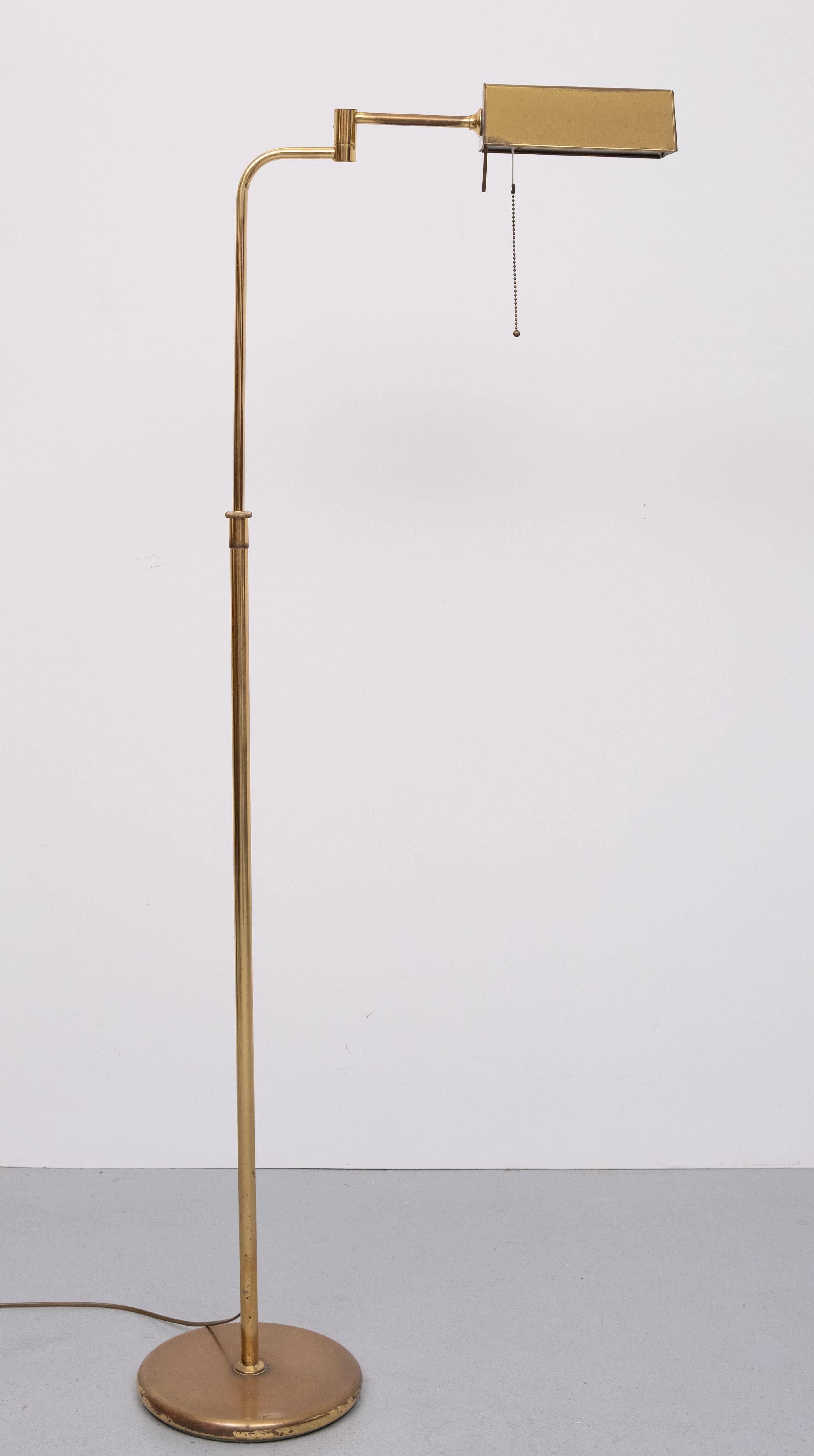 Mid-Century moderno Lampada da terra a braccio oscillante in ottone, Germania, anni '70 in vendita