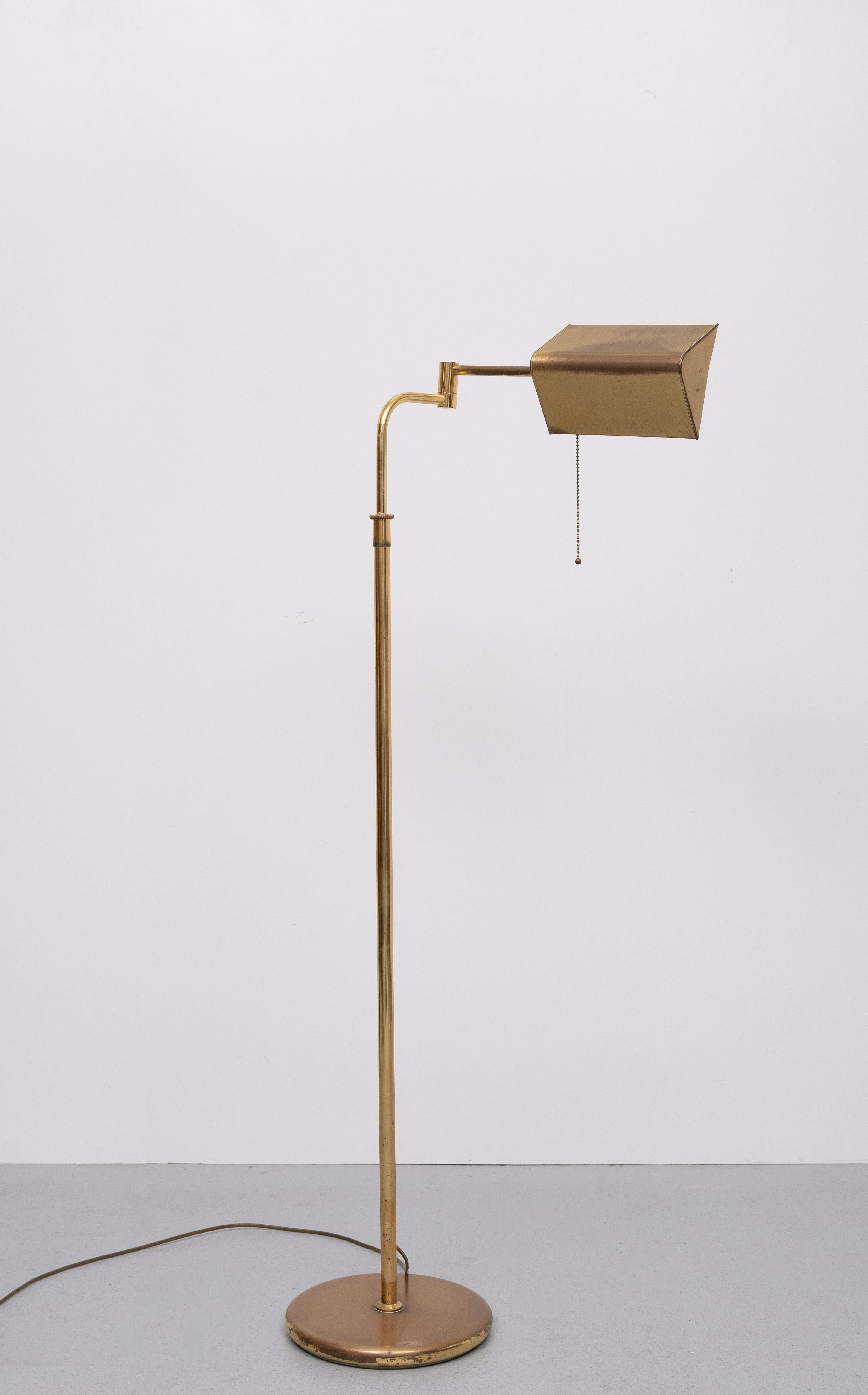 Tedesco Lampada da terra a braccio oscillante in ottone, Germania, anni '70 in vendita
