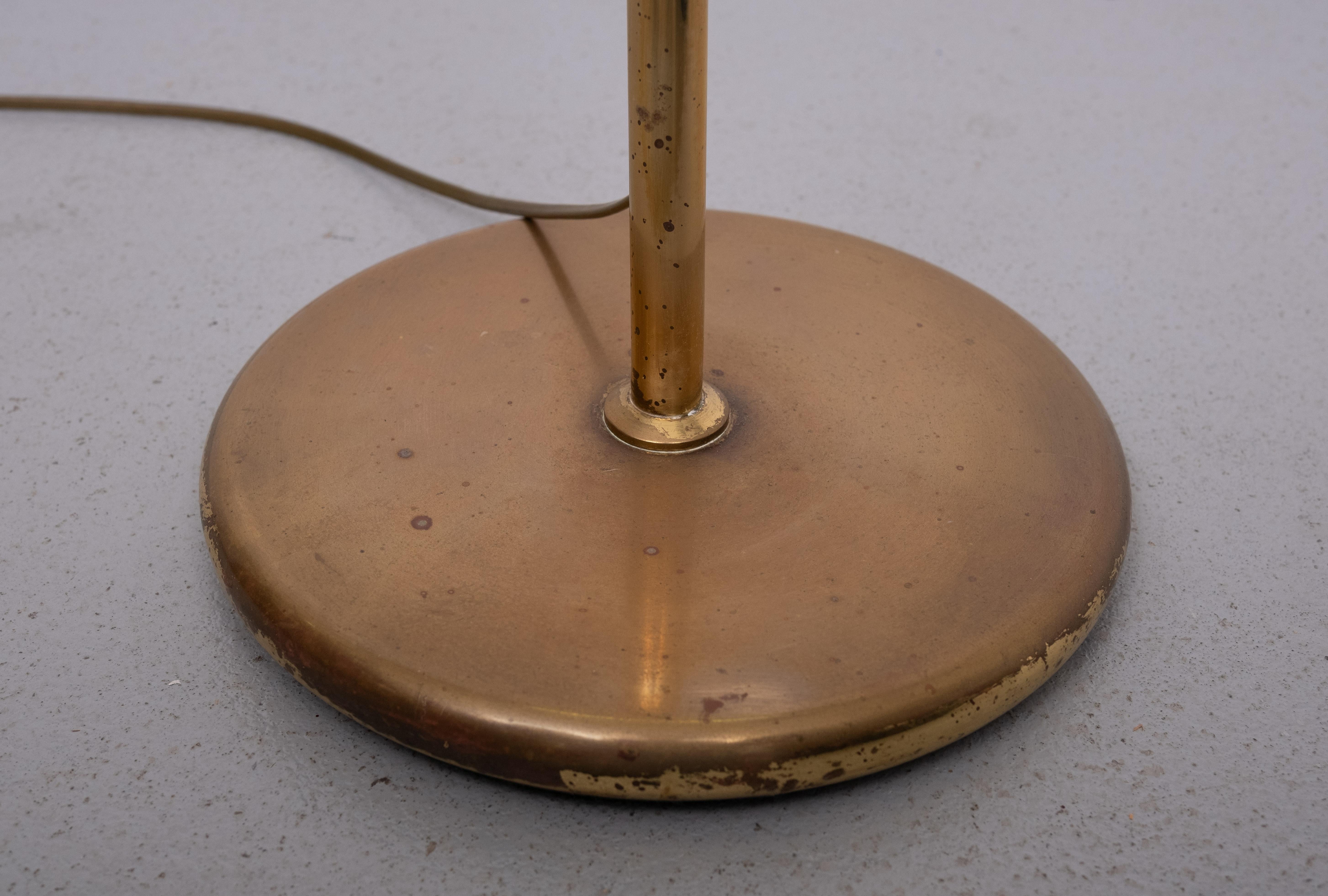 Ottone Lampada da terra a braccio oscillante in ottone, Germania, anni '70 in vendita