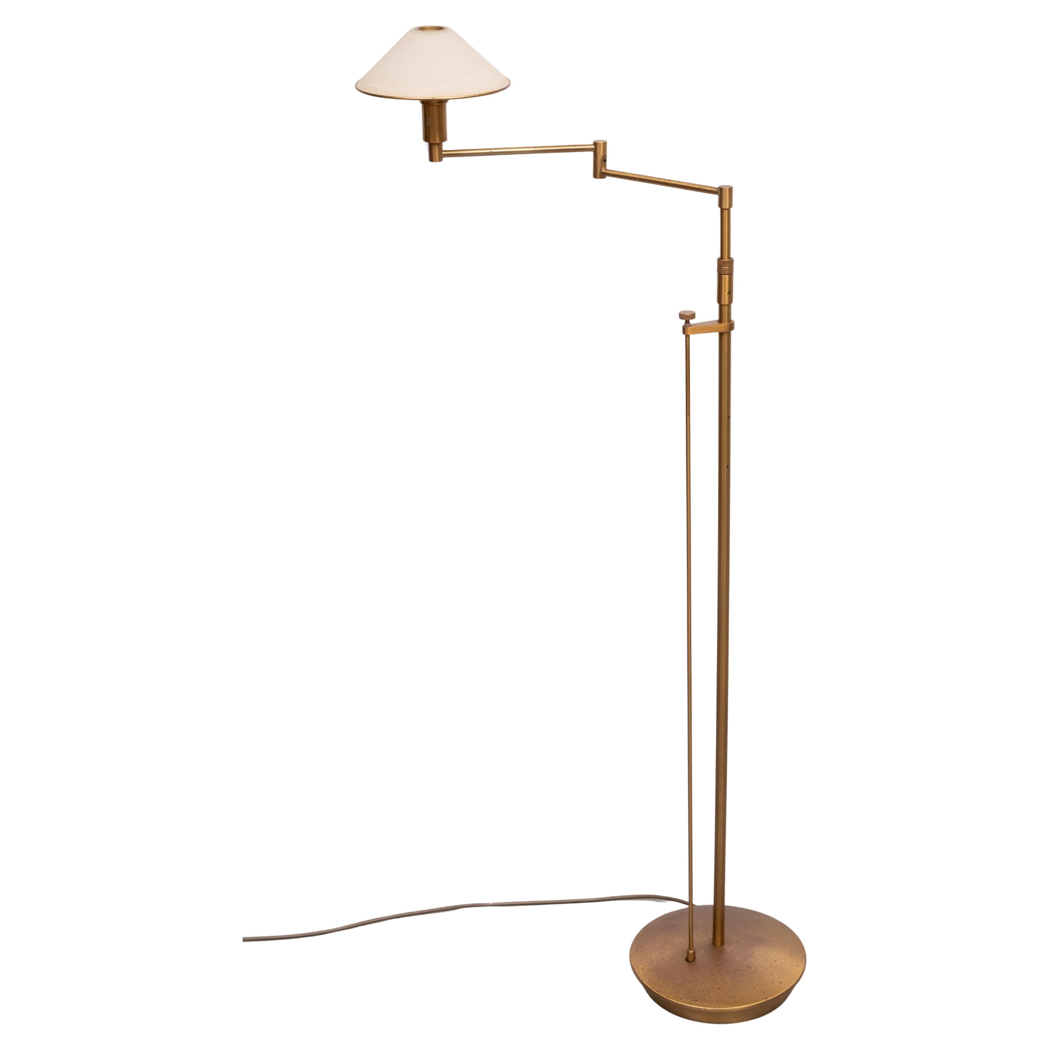 Magnifique lampadaire en laiton, livré avec un variateur d'intensité qui fonctionne bien, sur un support.
voir la vidéo . La teinte albâtre donne un très bel effet sur le couvercle. 
Couleur or antique . Lampe de bonne qualité . réglable en hauteur