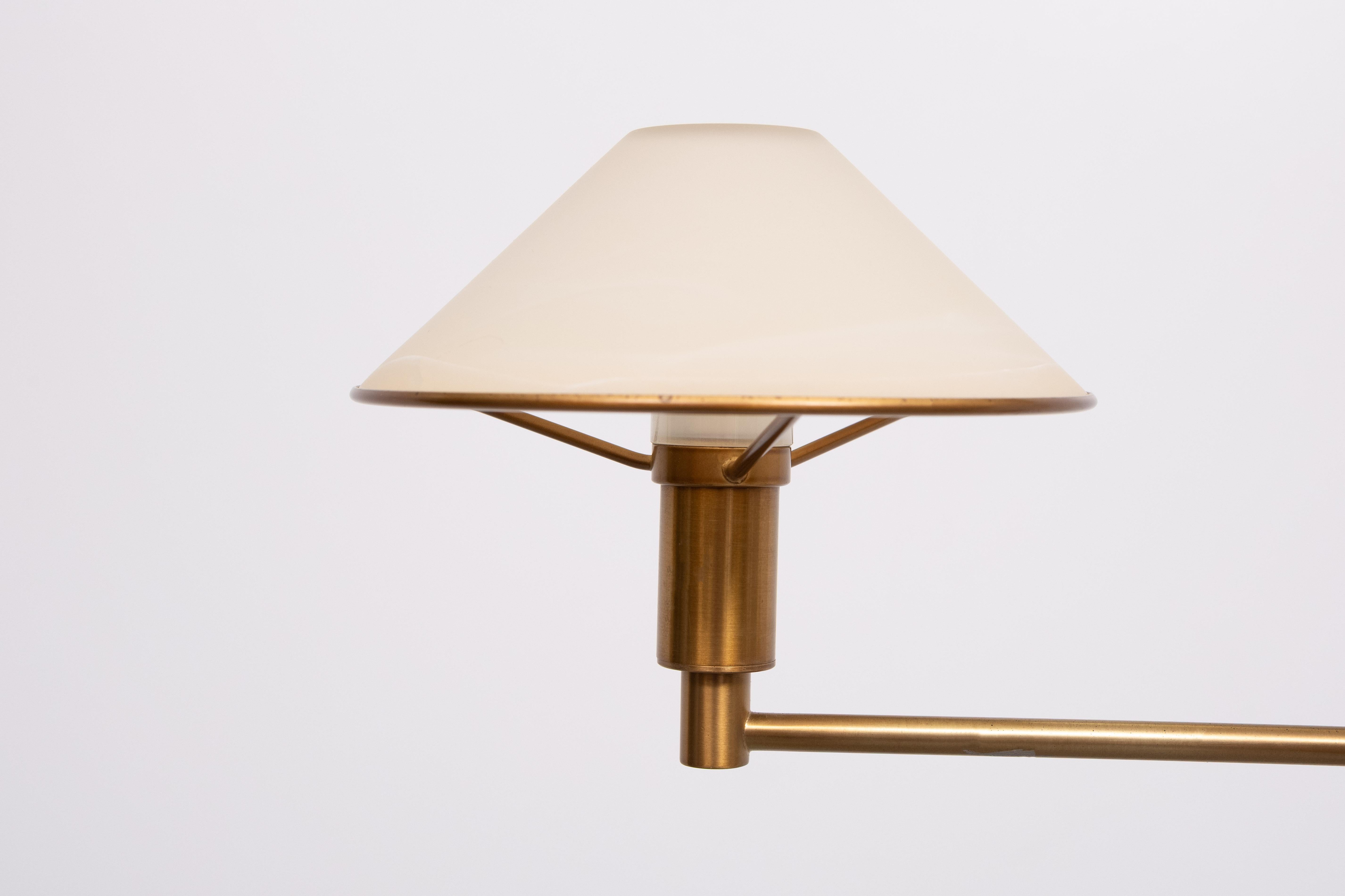 Lampadaire à bras pivotant en laiton Abat-jour halogène en albâtre  Holtkotter Allemagne Bon état - En vente à Den Haag, NL